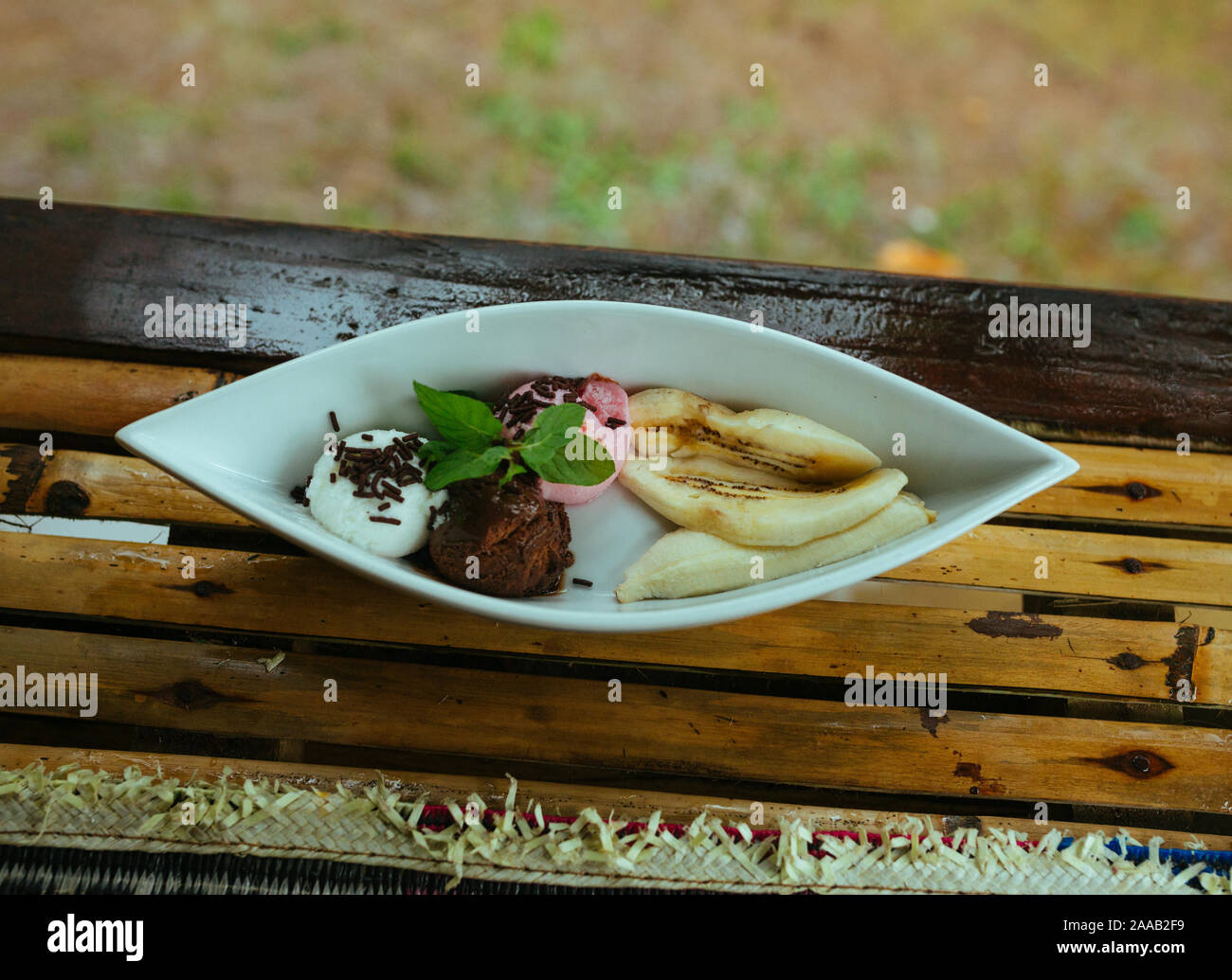 Eis mit Banane in eine Schüssel auf dem Tisch in Bali. Stockfoto