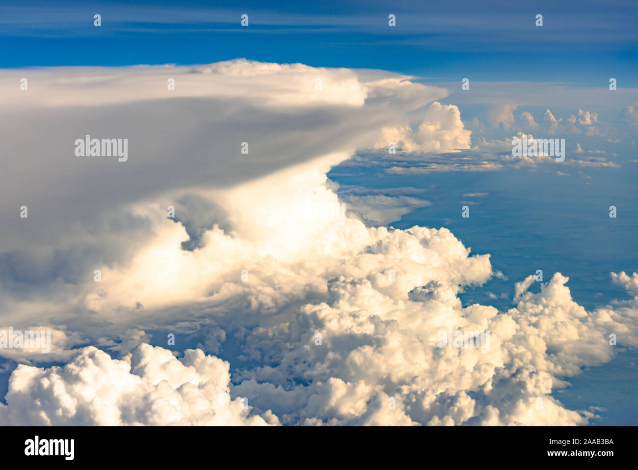 Groß und flauschige Wolken, Ansicht von oben. Kaskaden von weißen Wolken im blauen Himmel haze. Wolken, Berge. Stockfoto