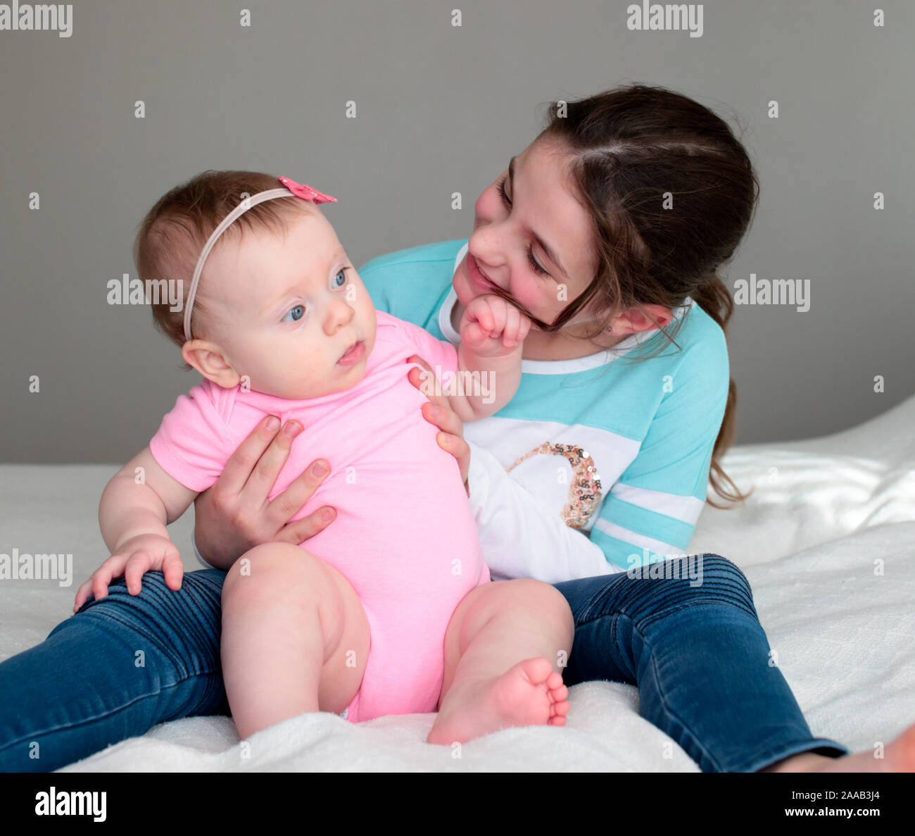 Nahaufnahme, Porträt von zwei Schwestern, süßen 8 Monate alten Baby
