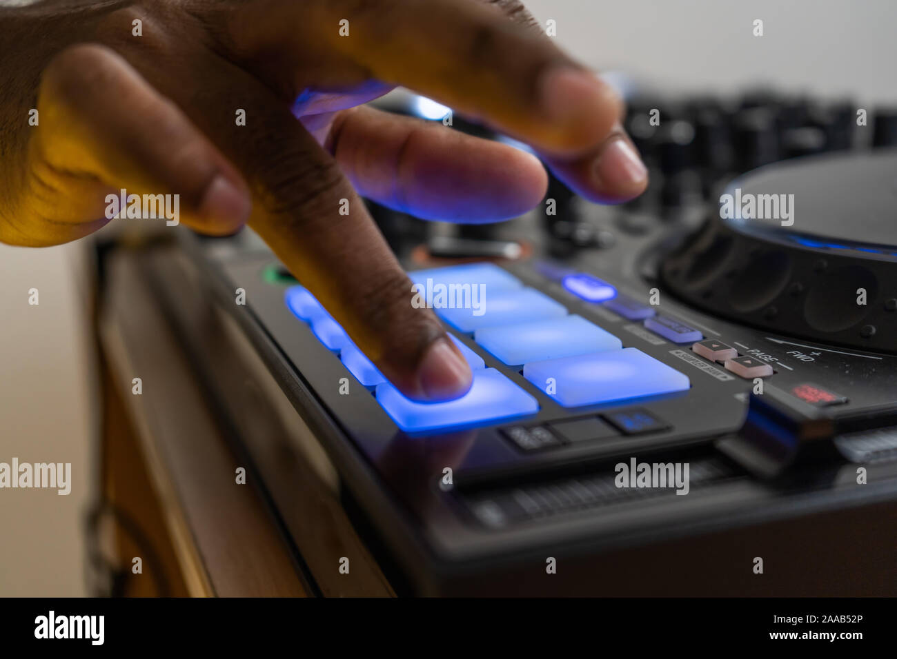 Beat Machine Device für elektronische Musik Komponist. Techno-DJ spielen und musikalischen Spuren mit modernen drum machine Remix. Professional Sound Recording Studio Stockfoto