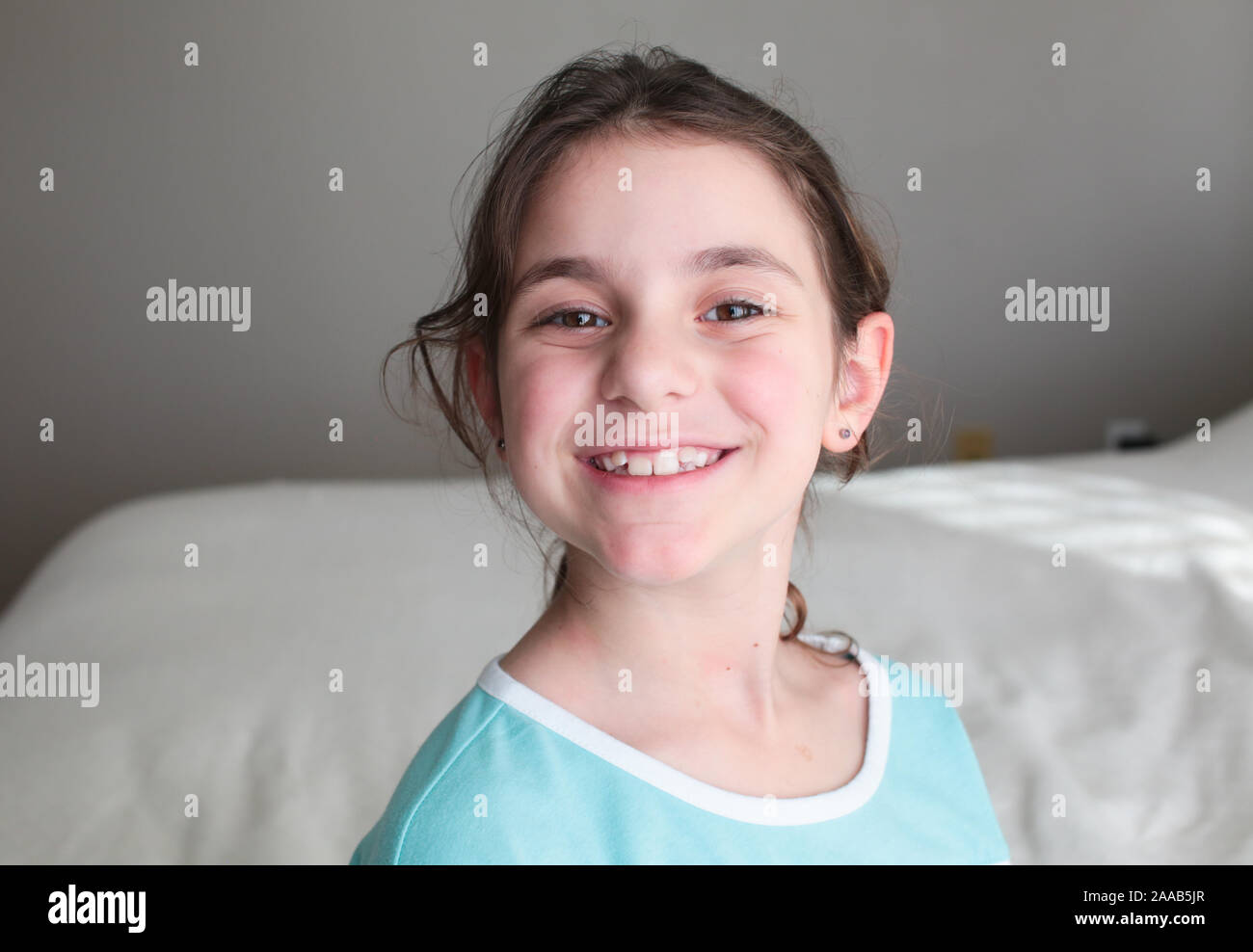 Close up Portrait von 8 Jahre alten schönen Mädchen, braune Haare, große braune Augen, Happy girl Stockfoto