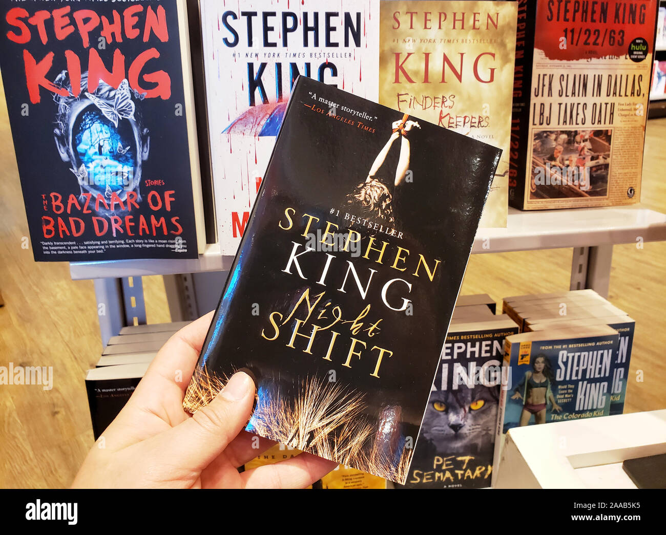 Montreal, Kanada - 23. Oktober 2019: eine Hand mit einem Stephen King buch Nachtschicht. Stephen King ist ein US-amerikanischer berühmten Autor von supernatural fiction Stockfoto