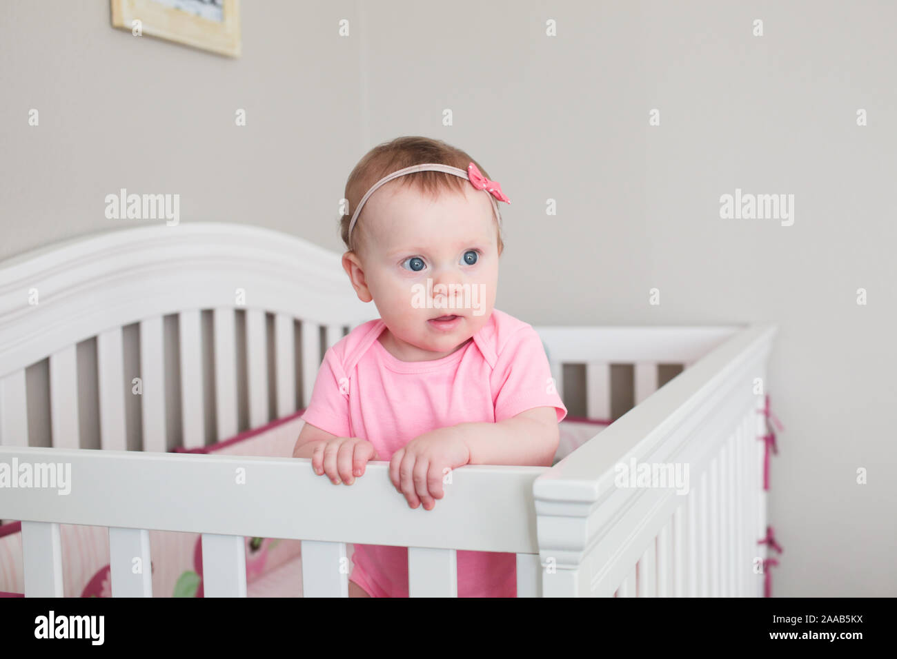 Close up Portrait von Süßen 8 Monate alten Baby Girl mit großen blauen Augen, Happy Baby Girl Stockfoto