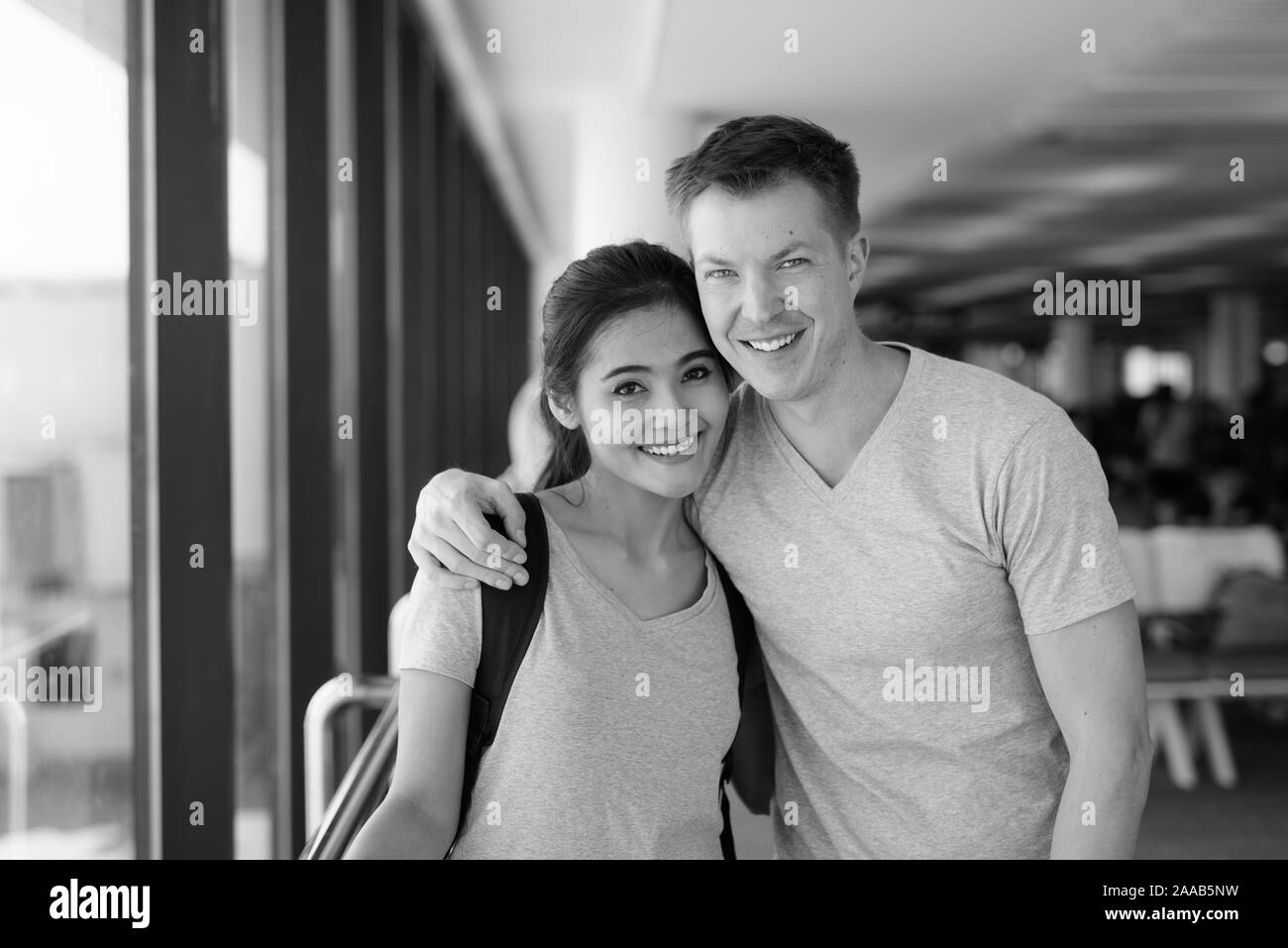 Porträt der glückliche junge multi-ethnische Paar beim gemeinsamen Urlaub Stockfoto