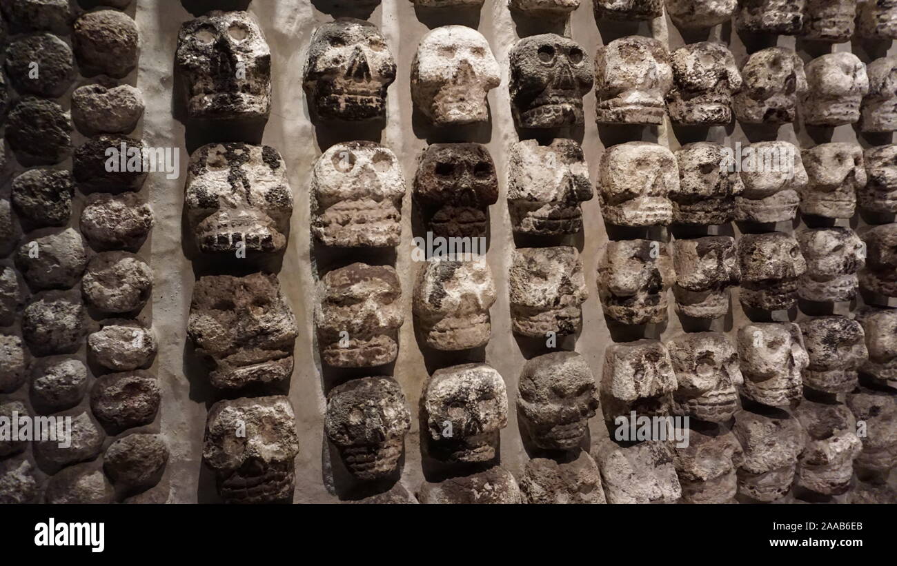 Ausgegraben Tzompantli, andere Weise wie alten Aztekischen skull Rack oder Schädel Banner von mesoamerikanischen Opfer an den Templo Mayor, Mexiko Stadt bekannt. Stockfoto