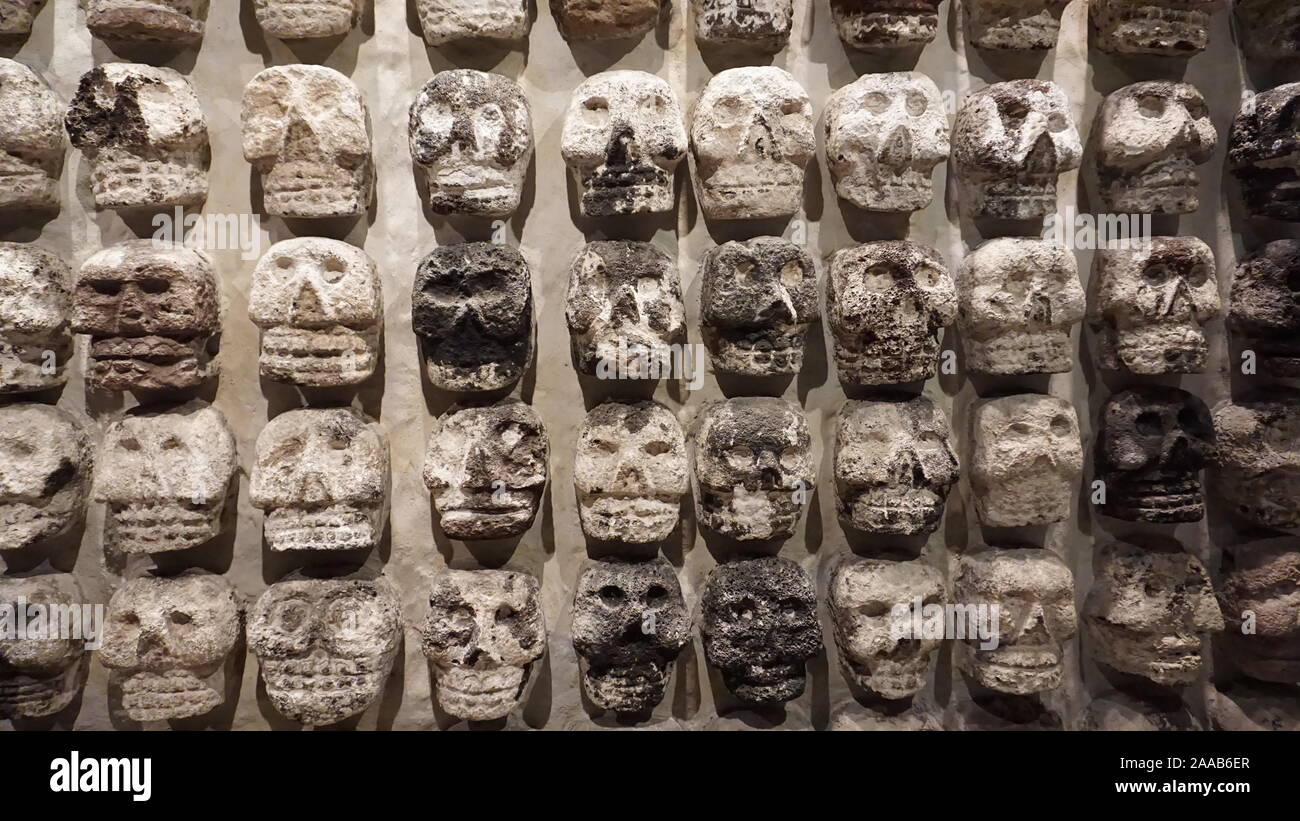 Ausgegraben Tzompantli, andere Weise wie alten Aztekischen skull Rack oder Schädel Banner von mesoamerikanischen Opfer an den Templo Mayor, Mexiko Stadt bekannt. Stockfoto