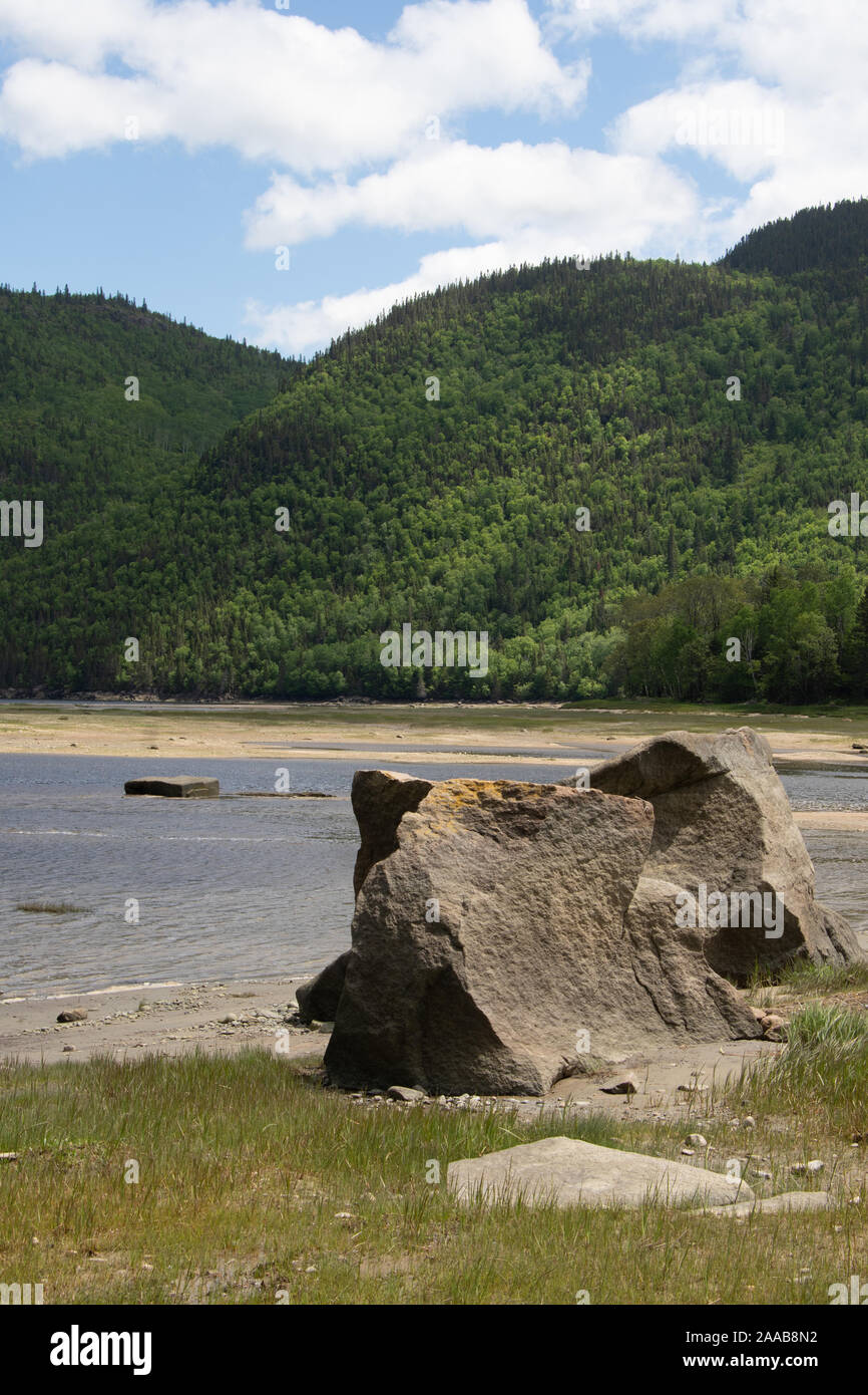 Große Felsbrocken am Strand an der Baie eternite im kanadischen Quebec Stockfoto