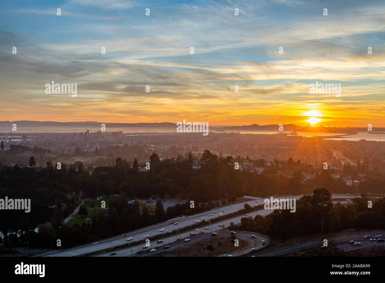Sonnenuntergang über Oakland und San Francisco. Stockfoto