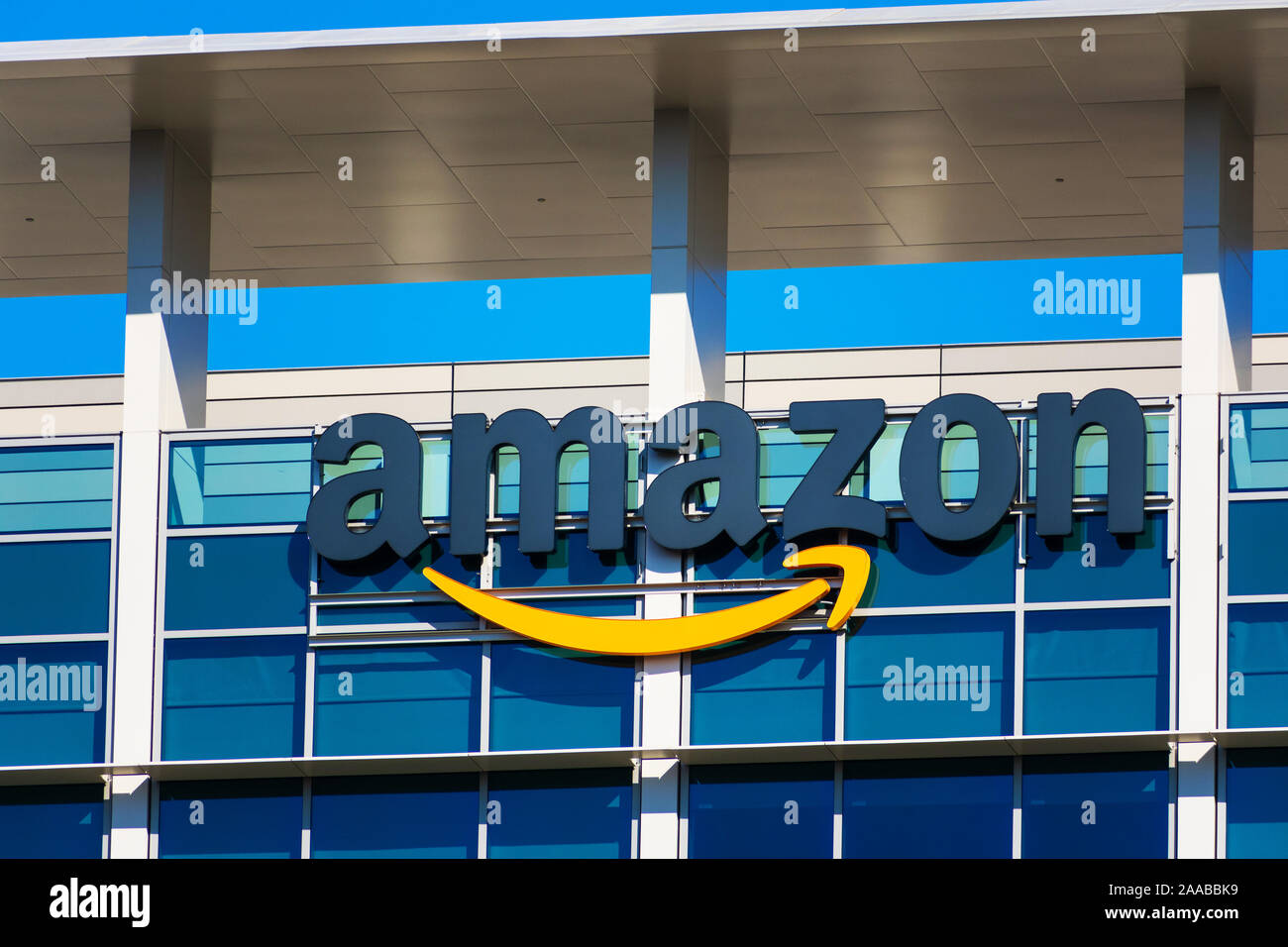 Amazon logo mit seiner Unterschrift orange Lächeln auf der Fassade der modernen Gesellschaft Campus - Palo Alto, Kalifornien, USA - 2019 Stockfoto
