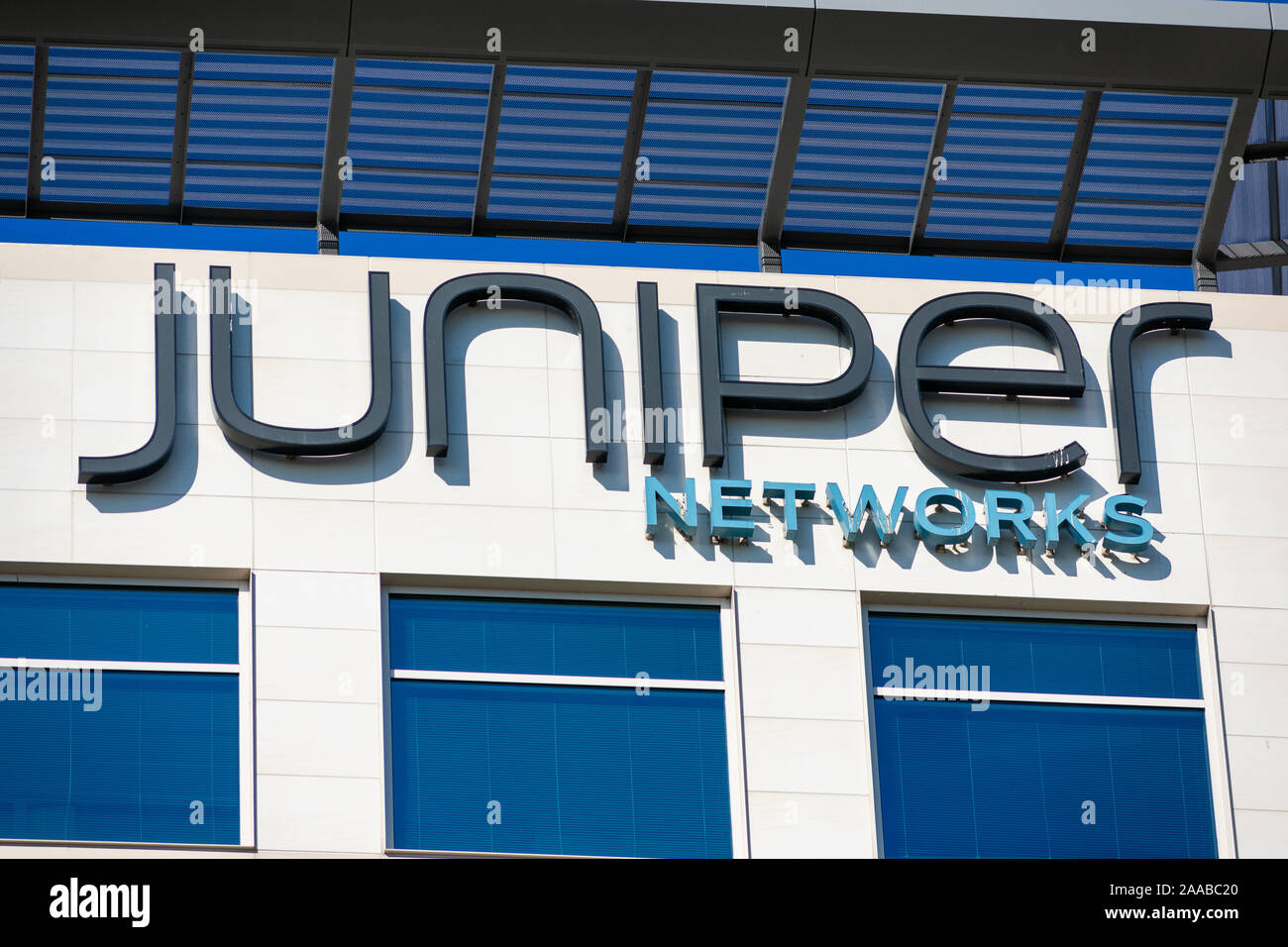 Juniper Networks Logo auf modernen Hauptsitz im Silicon Valley. Juniper Networks, Inc. ist ein US-amerikanischer Hersteller von Netzwerkkomponenten - Sunnyvale, Kalifornien, USA - 2019 Stockfoto