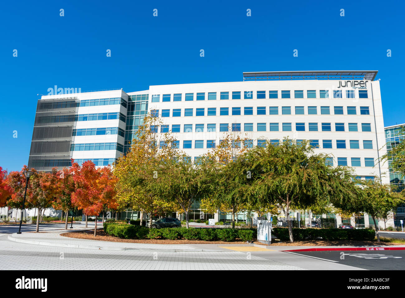 Juniper Networks moderne Fassade Hauptsitz im Silicon Valley. Juniper Networks ist ein US-amerikanischer Hersteller von Netzwerkkomponenten - Sunnyvale, CA, USA - 2019 Stockfoto