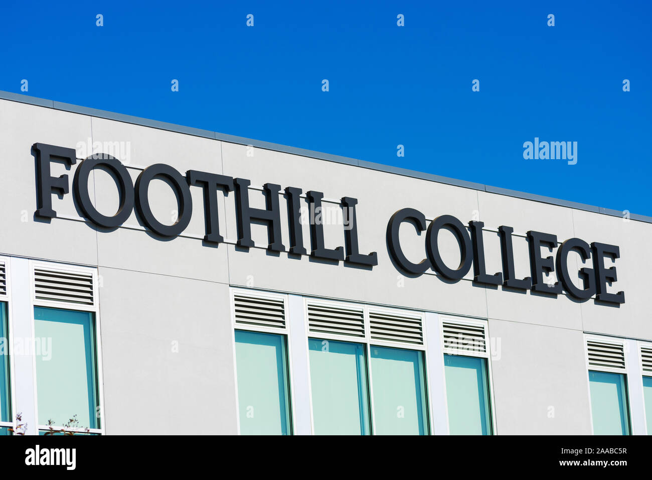 Foothill College Zeichen auf dem Campus Gebäude - Sunnyvale, Kalifornien, USA - 2019 Stockfoto