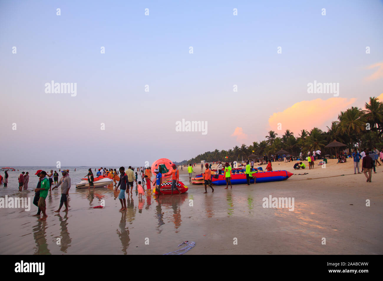 Touristen tummeln in Malpe Beach (Udupi, Karnataka, Indien) Stockfoto