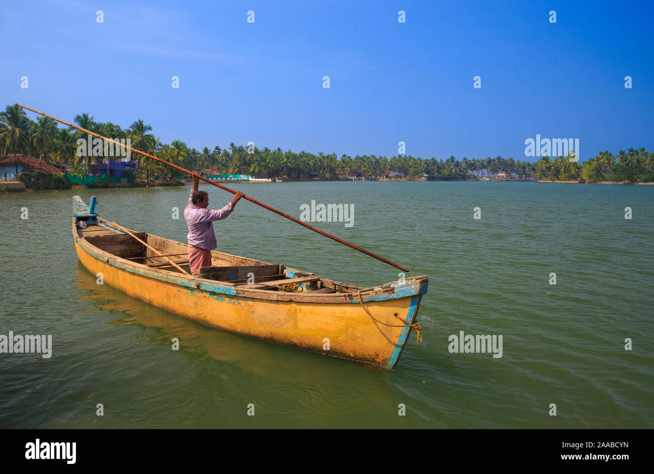 Ein Fischer auf sein hölzernes Boot in Suvarna River in der Nähe von Udupi (Karnataka, Indien) Stockfoto