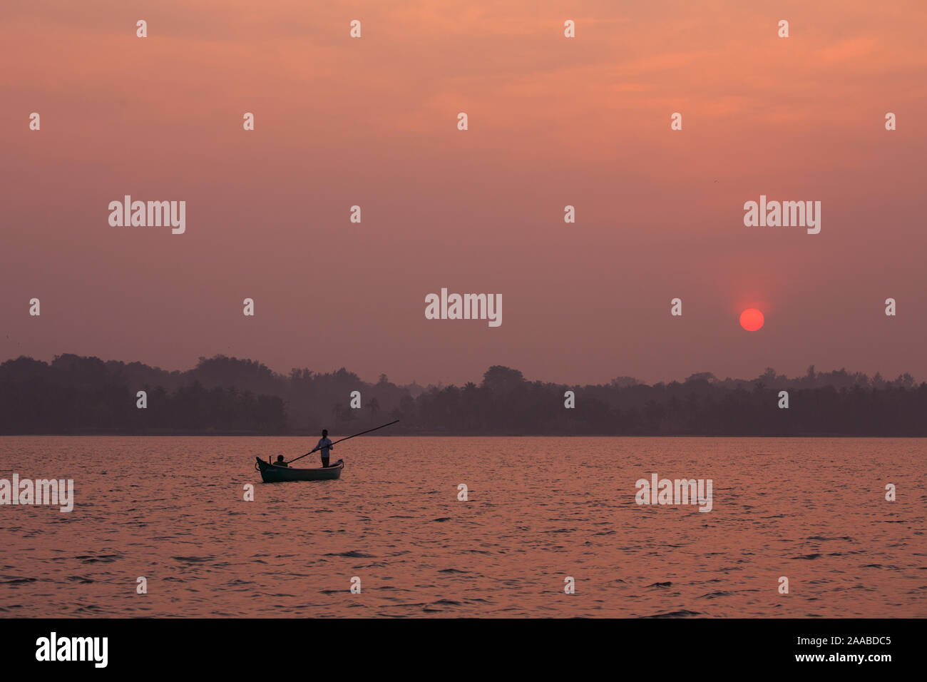 Ein Fischerboot im Liniendienst in Suvarna Fluß während der Sunrise-(Udupi, Karnataka, Indien) Stockfoto