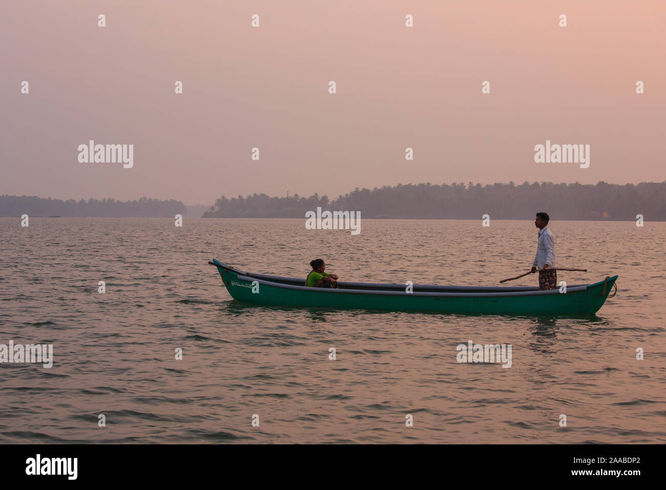 Ein Fischerboot im Liniendienst in Suvarna River am Morgen - (Udupi, Karnataka, Indien) Stockfoto
