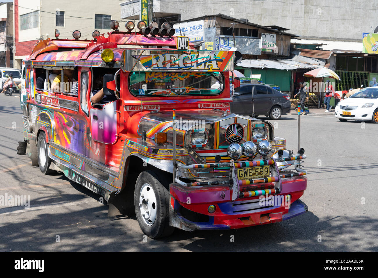 Cebu City, Philippinen. Nov, 2019 21. Ab Januar 2018 das Verkehrsministerium auf den Philippinen eine Initiative gestartet, um alte iconic Jeepney Fahrzeuge, die 15 Jahre alt von Straßen wurden als Teil der Transport des Modernisierungsprogramms der Regierung zu entfernen. In einer aktuellen Erklärung der DOTr hat dies aber locker hauptsächlich aufgrund der Beschwerden von jeepney Operatoren nicht Upgrades zu leisten oder modernen Units kaufen., alte Fahrzeuge werden nun in der Lage sein zu bedienen, die Sie in der Lage sind, technische Überwachung & Sicherheit Tests zu erfüllen. Quelle: bildergallerie 2/Alamy leben Nachrichten Stockfoto