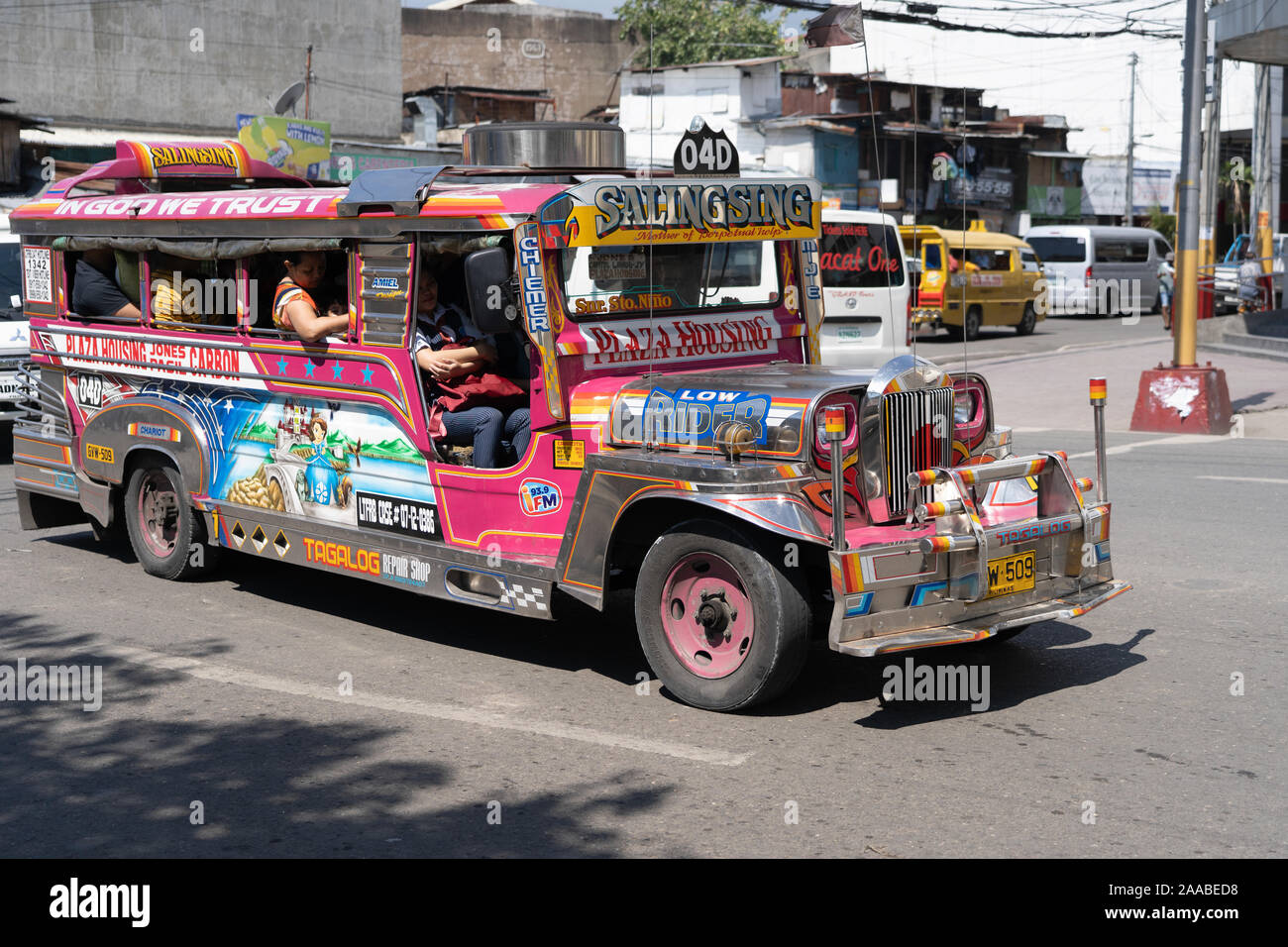 Cebu City, Philippinen. Nov, 2019 21. Ab Januar 2018 das Verkehrsministerium auf den Philippinen eine Initiative gestartet, um alte iconic Jeepney Fahrzeuge, die 15 Jahre alt von Straßen wurden als Teil der Transport des Modernisierungsprogramms der Regierung zu entfernen. In einer aktuellen Erklärung der DOTr hat dies aber locker hauptsächlich aufgrund der Beschwerden von jeepney Operatoren nicht Upgrades zu leisten oder modernen Units kaufen., alte Fahrzeuge werden nun in der Lage sein zu bedienen, die Sie in der Lage sind, technische Überwachung & Sicherheit Tests zu erfüllen. Quelle: bildergallerie 2/Alamy leben Nachrichten Stockfoto