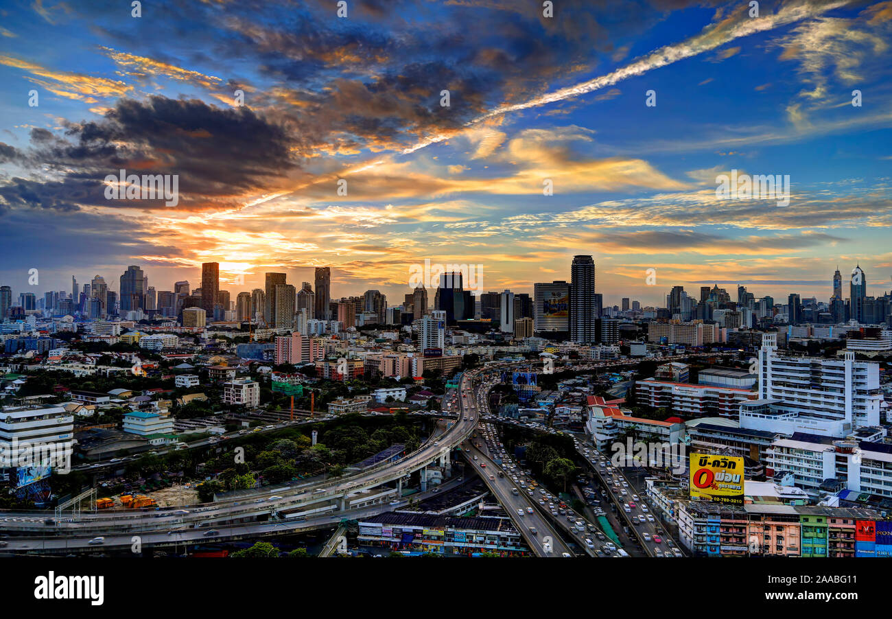 Berühmte Bangkok Expressway Interchange & City Skyline Stockfoto