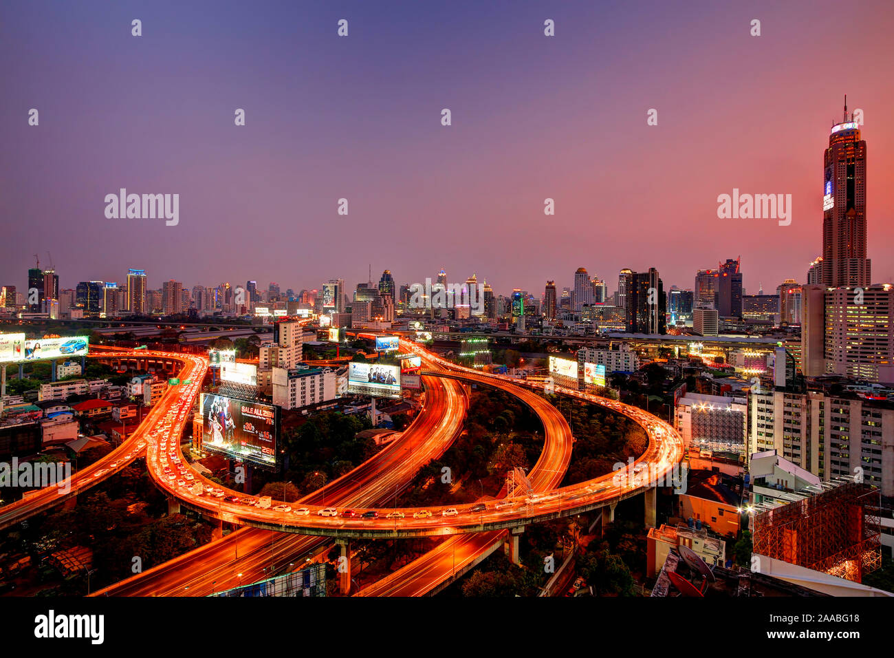 Berühmte Bangkok Expressway Interchange & City Skyline Stockfoto
