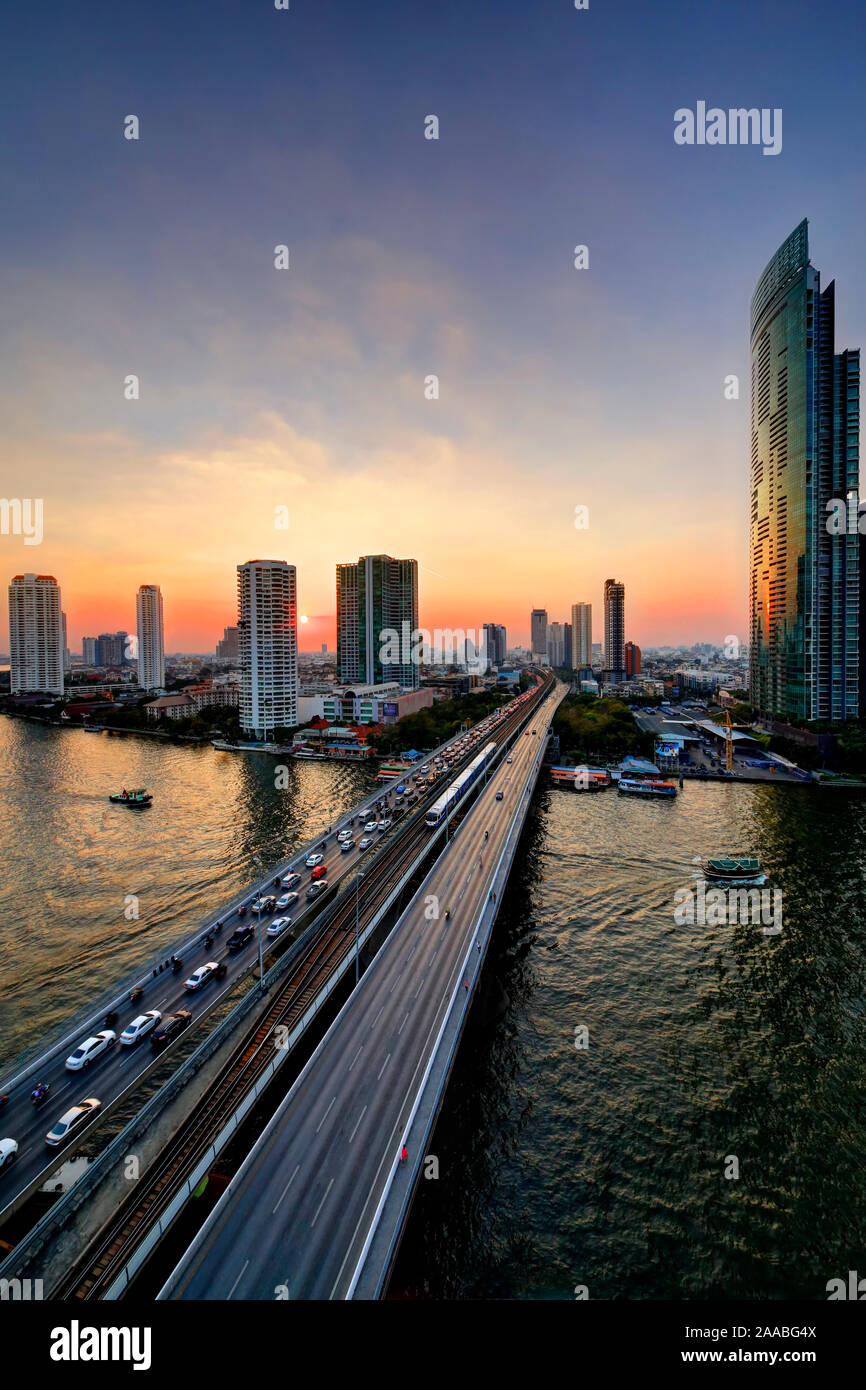 Bangkok River Dusk mit Light Trails Stockfoto