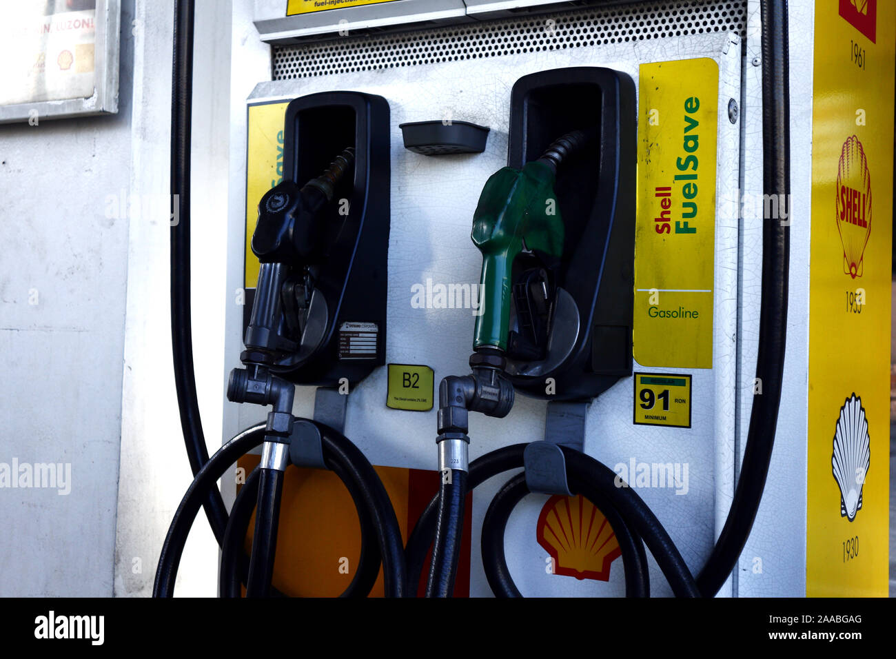 ANTIPOLO CITY, Philippinen - November 17, 2019: Benzin pumpen an einer Tankstelle, eines internationalen Ölgesellschaft. Stockfoto