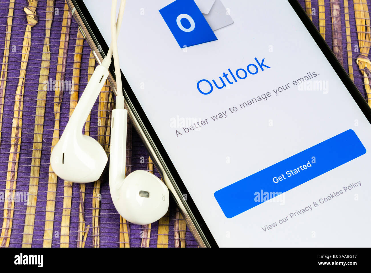 Helsinki, Finnland, 4. Mai 2019: Microsoft Outlook office Symbol auf Apple iPhone X-close-up. Microsoft Outlook Symbol der App. Microsoft heraus Stockfoto