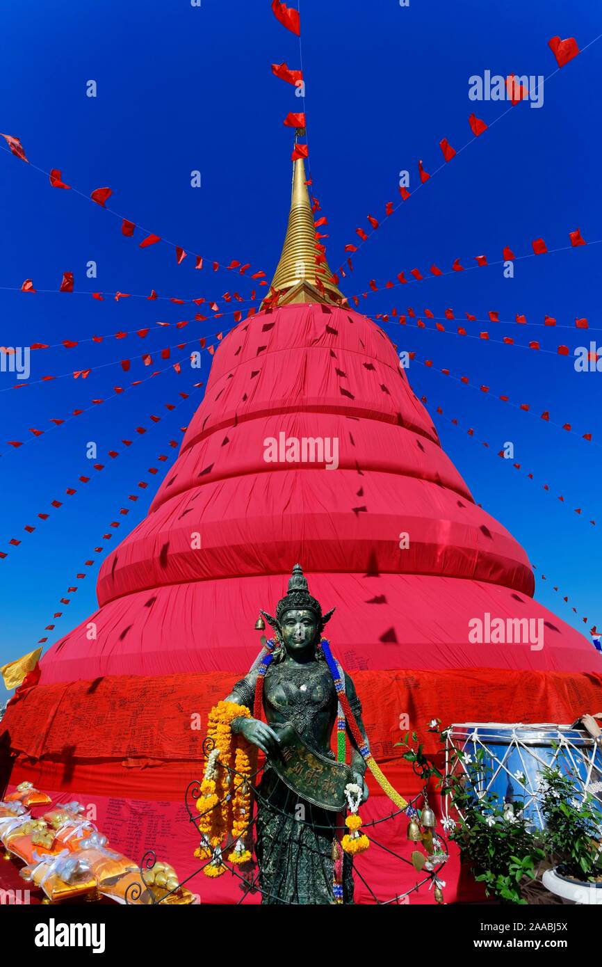 Eingewickelt in Rot, Wat Saket, der Goldene Berg, Bangkok Stockfoto