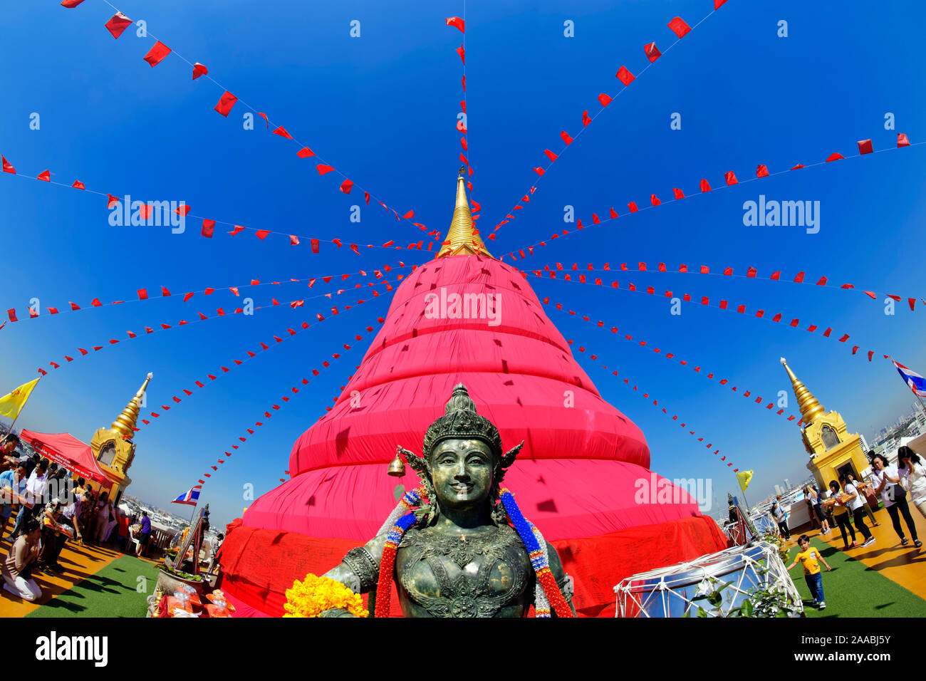 Eingewickelt in Rot, Wat Saket, der Goldene Berg, Bangkok Stockfoto