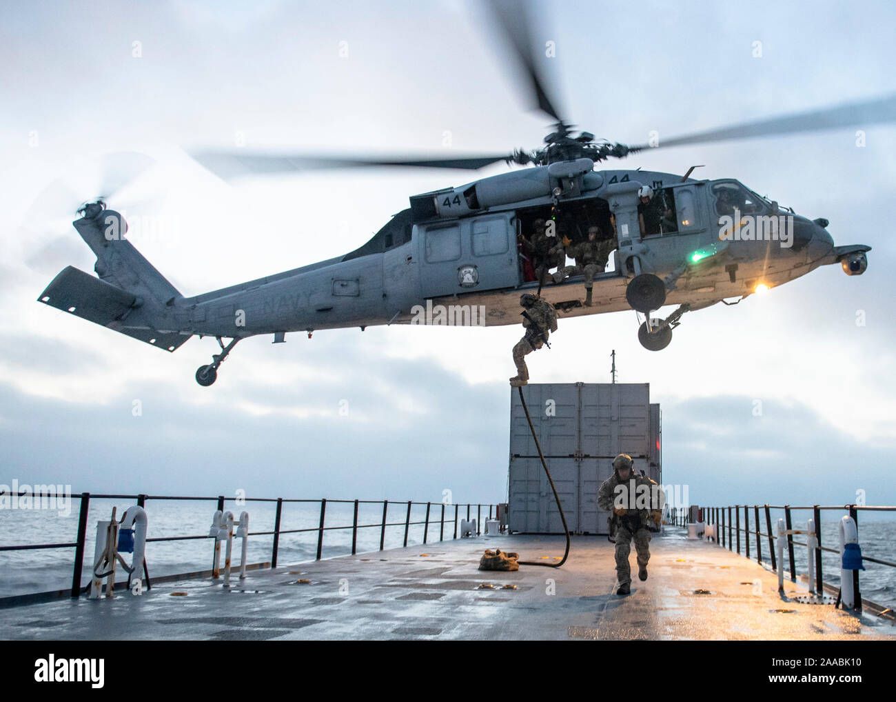 191112-N-PH 222-0496 PAZIFISCHEN OZEAN (Nov. 12, 2019) Küstenwache, die Sicherheit im Seeverkehr Response Team (MSRT) West zugeordnet, schnell - Seil auf dem Deck der Aerial Target Launch Schiff (ATLS -9701) von einem MH-60S Sea Hawk Hubschrauber aus dem 'Platzhalter' der Hubschrauber Meer bekämpfen (HSC) Squadron 23 während der Durchführung Helikopter besuchen, Board, Durchsuchung und Beschlagnahme von Ausbildungsmaßnahmen vor der Küste von San Diego. MSRT West ist die Ausbildung mit mehreren Staffeln von Hubschrauber Meer Combat Wing Pazifik aus und befestigen Sie die Schiffe, die von Terroristen Geiseln gefangen halten, gehalten werden kann. (U.S. Marine Foto von Massenkommunikation Spec Stockfoto