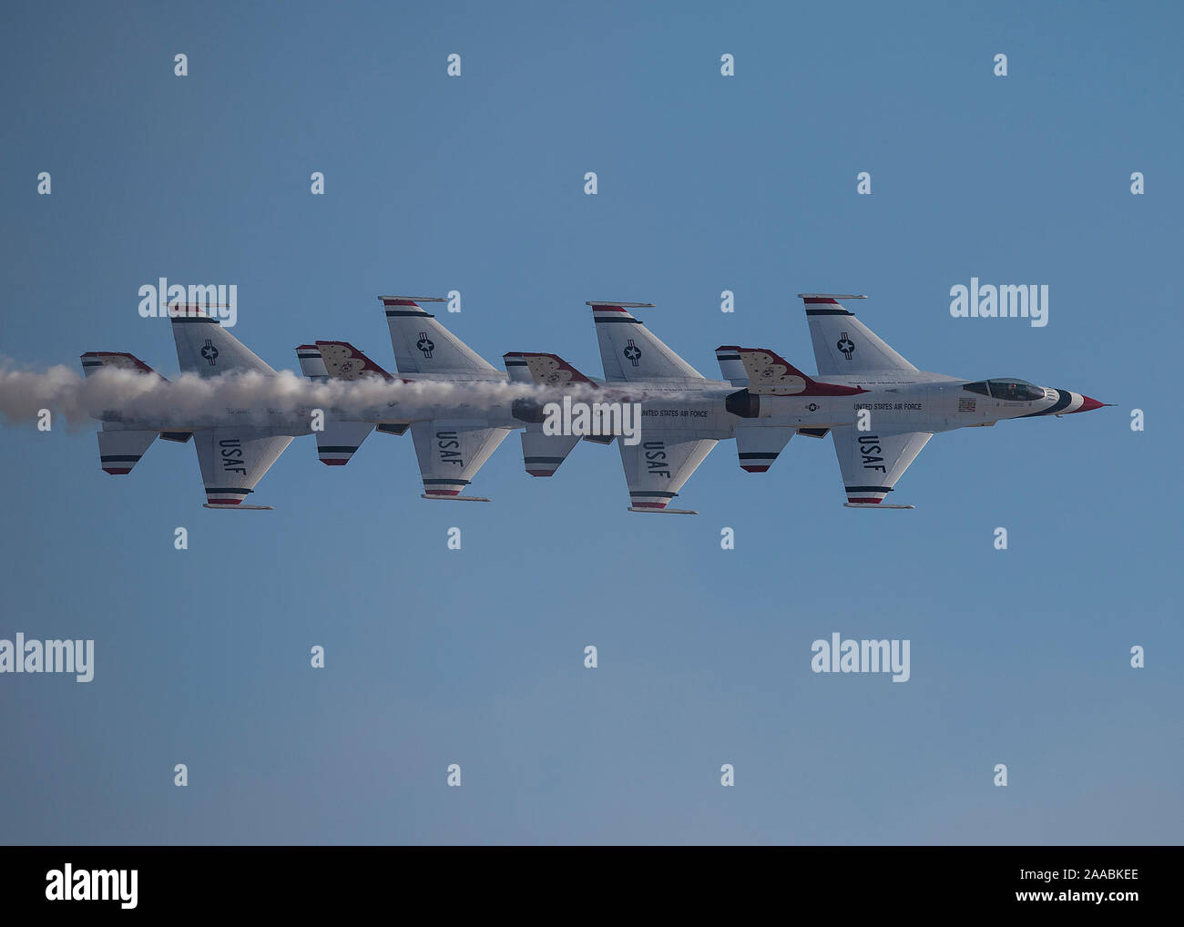 Vier F-16 Fighting Falcon Kampfjets der US Air Force Air Demonstration Squadron "Thunderbirds" durchführen Antenne Manöver während des Aviation Nation 2019 Air Show in der Nellis Air Force Base, Nevada, Nov. 16, 2019. Die Thunderbirds haben die Verantwortung für die Menschen auf der ganzen Welt durchzuführen, Anzeige der Stolz, Präzision und Professionalität der amerikanische Flieger und der US Air Force. (U.S. Air Force Foto von Airman 1st Class Bryan Guthrie) Stockfoto