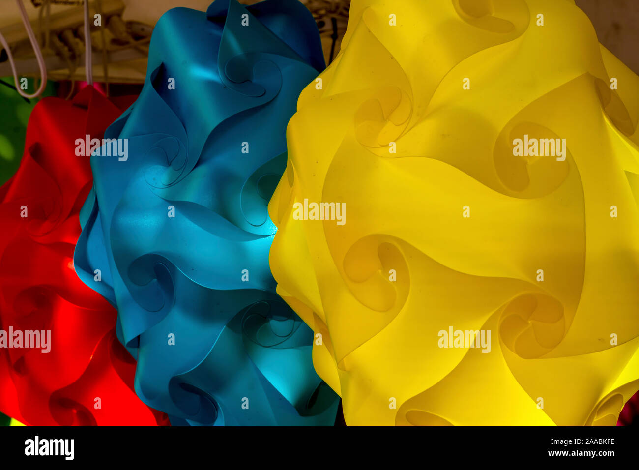 Bunte komplizierte Rot Blau Gelb Papier Lampen Dekorationen mexikanischen Markt Platz San Antonio Texas. Stockfoto