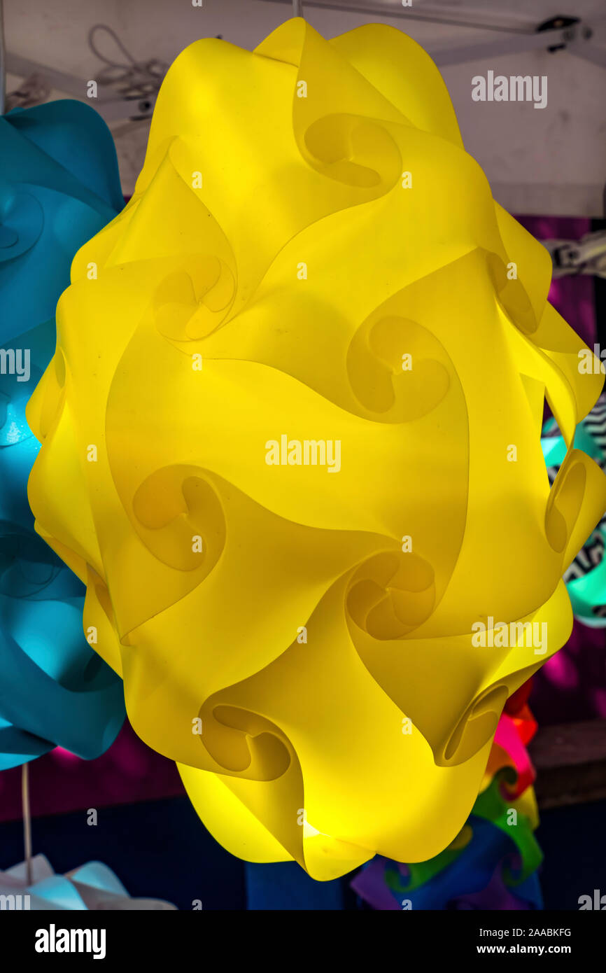 Bunte komplizierte gelbes Papier Lampe Dekoration mexikanischen Markt Platz San Antonio Texas. Stockfoto