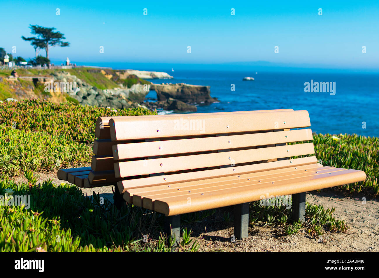 Küsten Bank mit einem fantastischen Blick auf den Pazifik Küste Klippen und verschwommenes Leuchtturm Stockfoto