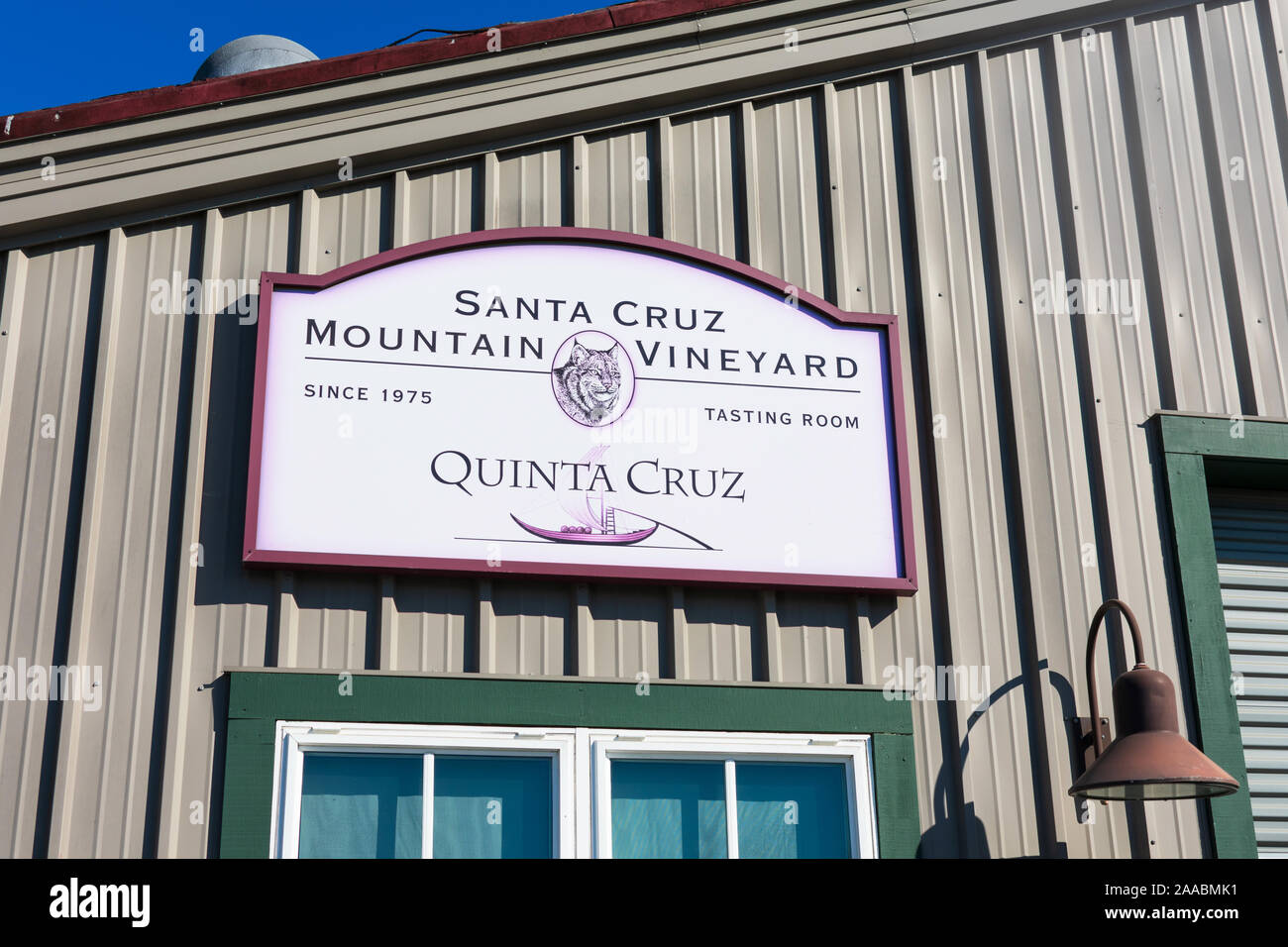 Santa Cruz Berg Weinberg und Quinta Cruz Schild über dem Eingang zum Weingut Weinproben - Santa Cruz, Kalifornien, USA - 2019 Stockfoto