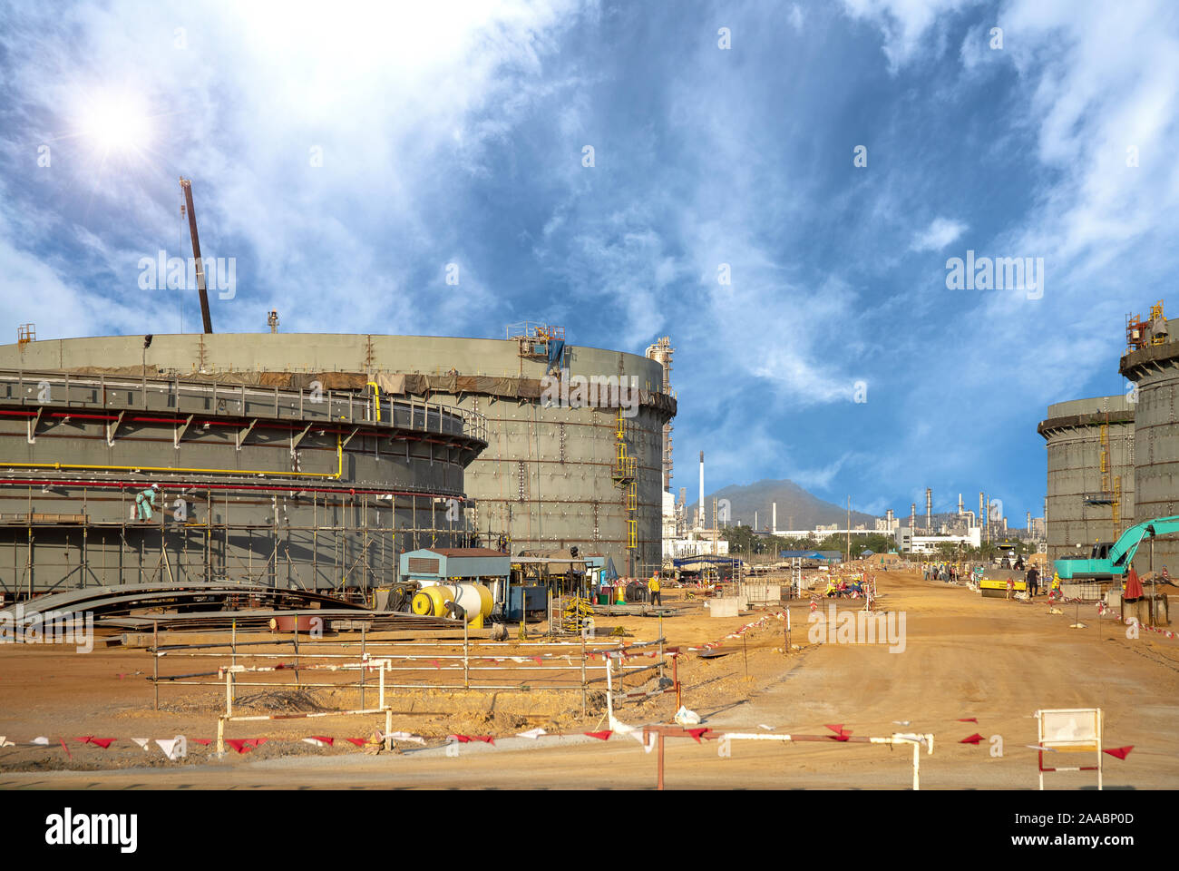 Bau von Öl- und Gas- industrie, riesige Öl Tanks, schwere Konstruktion Maschine Gebäude mit den Arbeitern. Stockfoto