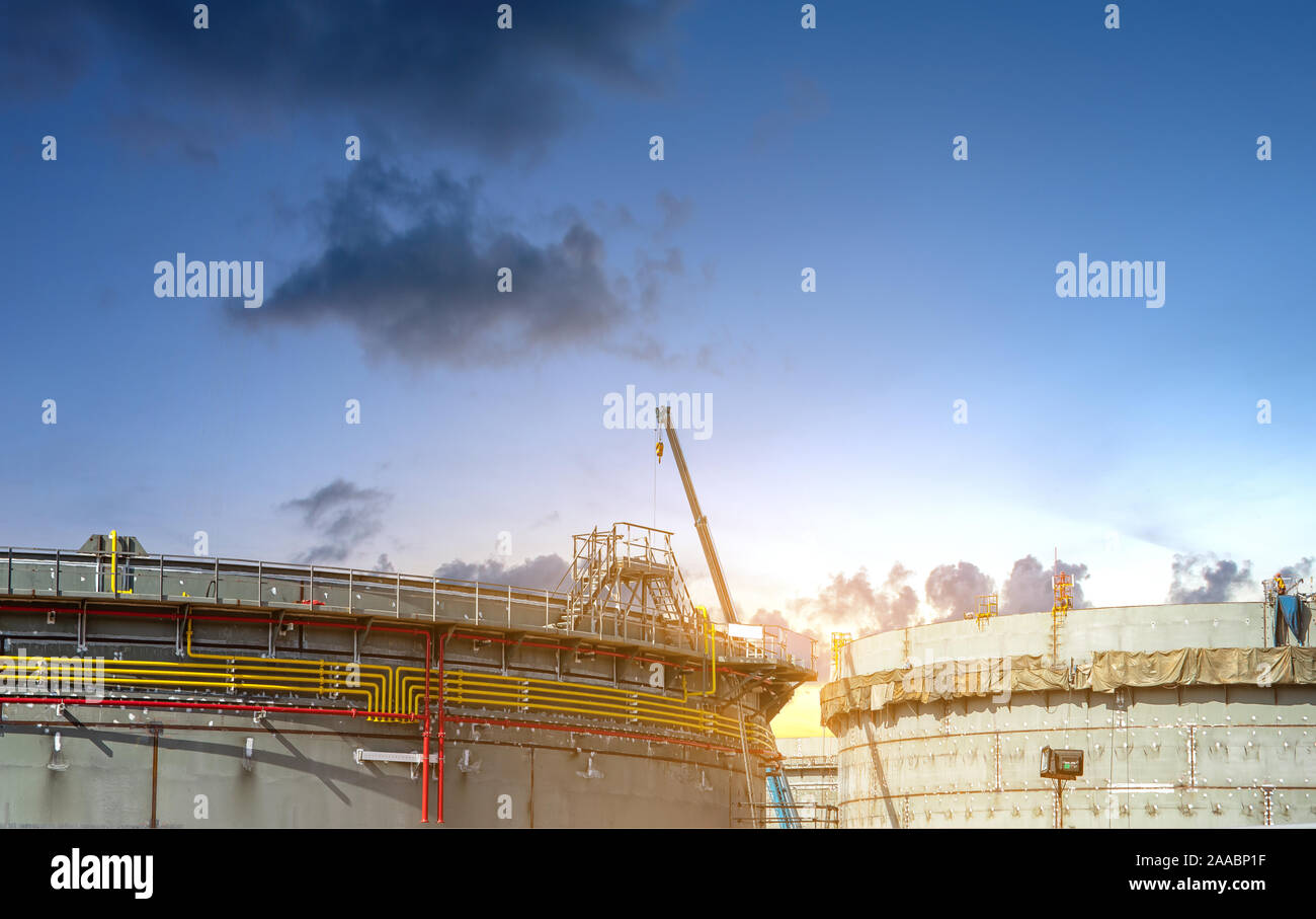 Bau von Öl- und Gas- industrie, riesige Öl Tanks, schwere Konstruktion Maschine Gebäude mit den Arbeitern. Stockfoto