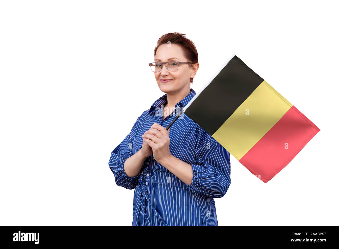 photo Belgien Flag https www alamy de belgien flagge frau mit belgischer flagge schones portrait der dame im mittleren alter 40 50 jahre alt eine grosse flagge mit weissem hintergrund image333402391 html