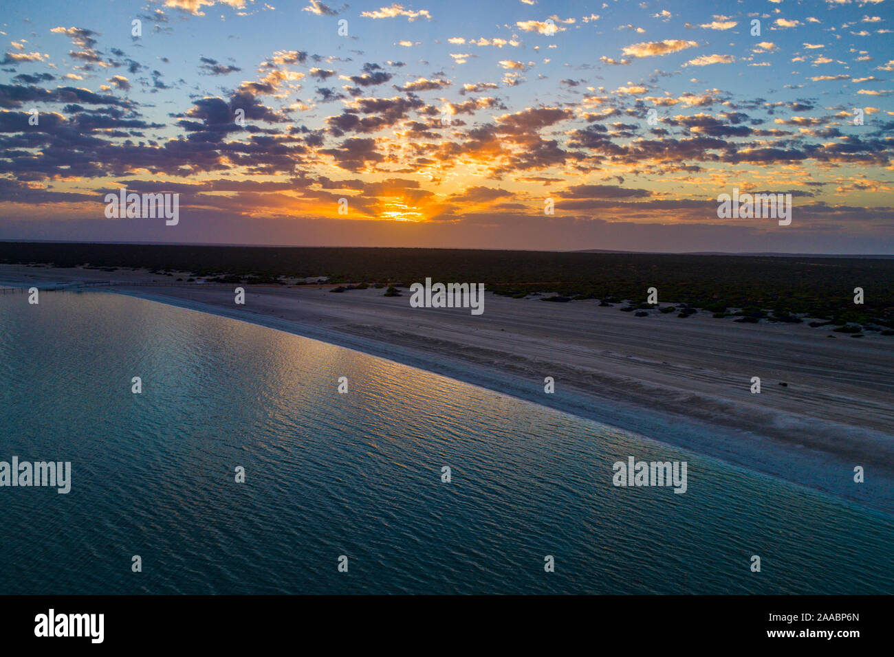 Luftaufnahme von Shell Beach World Heritage Area bei Sonnenaufgang, Peron Halbinsel im Nordwesten von Australien, Westaustralien Stockfoto