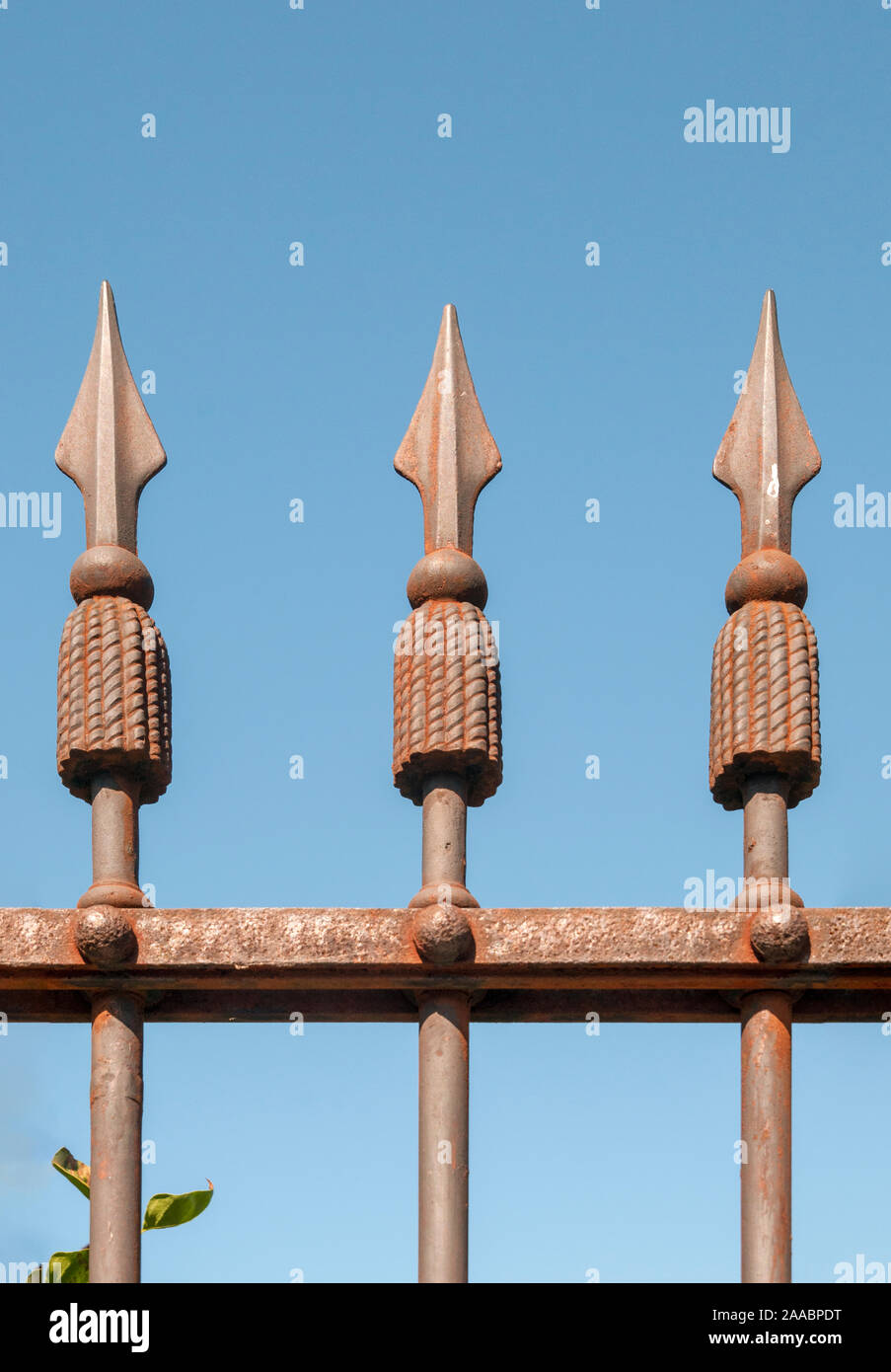 Schmiedeeisen Speer wie Spikes auf einem Zaun auf einem blauen Himmel Hintergrund Stockfoto