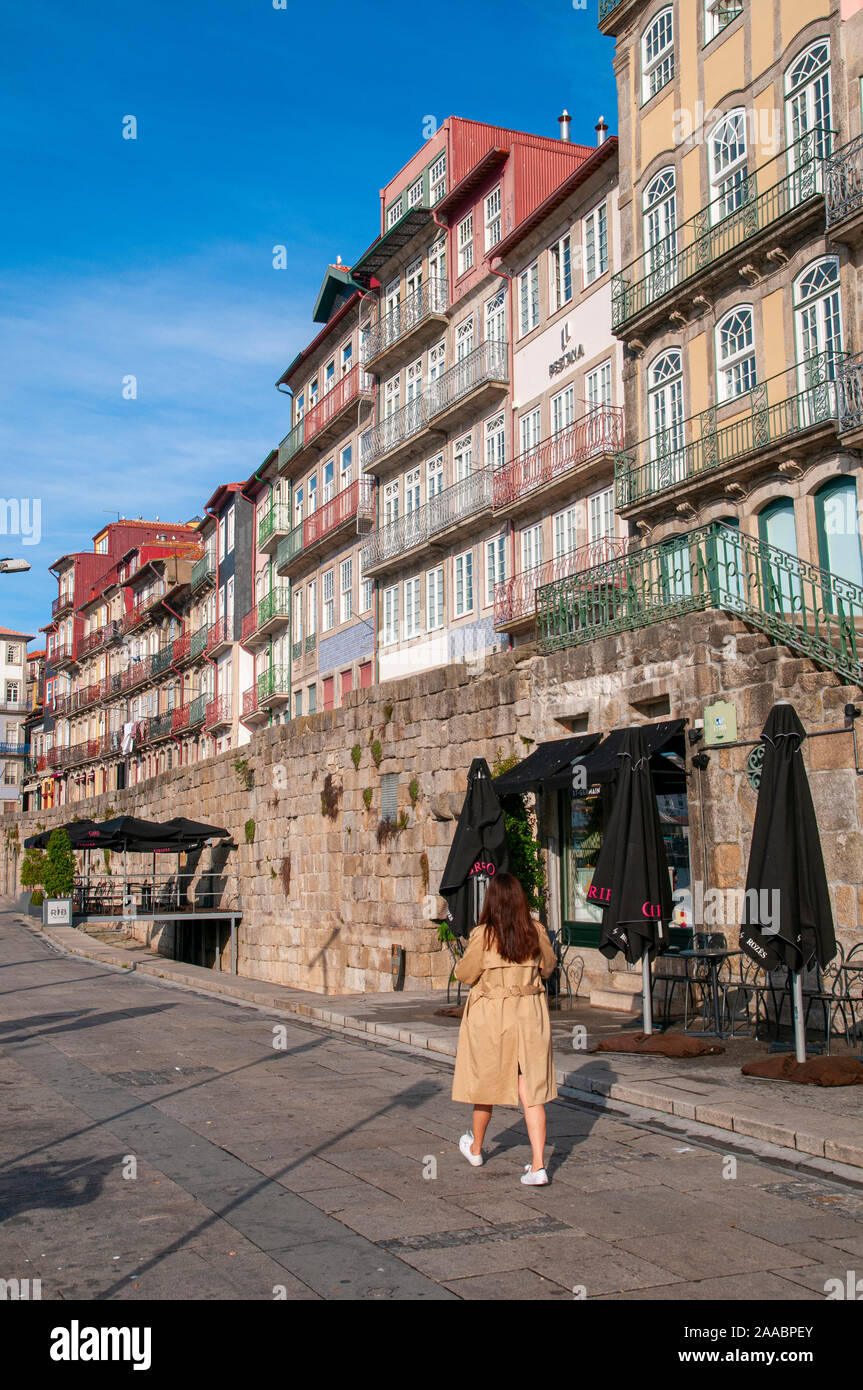 Alten bunten Häuser von Ribeira Platz, entlang des Flusses Douro, im historischen Zentrum von Porto, Portugal Stockfoto