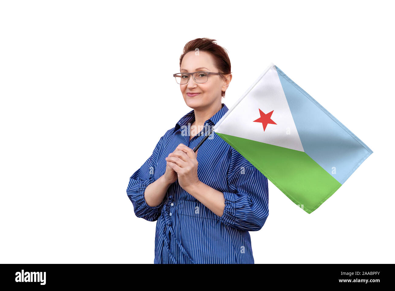 Dschibuti Flagge. Frau mit Dschibuti Flagge. Schönes Portrait der Dame im mittleren Alter 40 50 Jahre alt, eine große Flagge mit weissem Hintergrund. Stockfoto