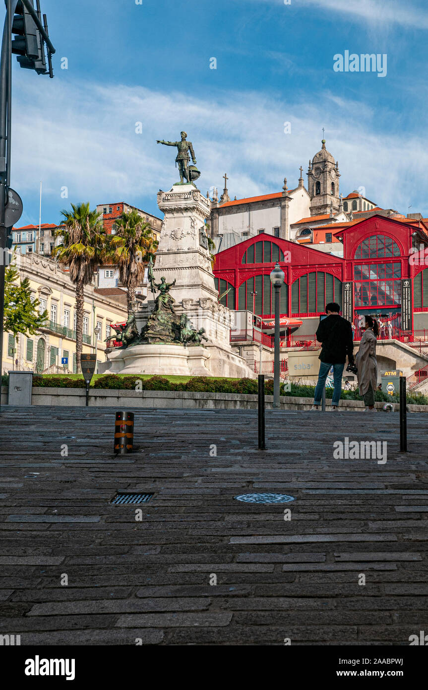 Portugal, Porto, Ribeira Jardim do Infante Dom Henrique, Heinrich der Seefahrer Statue und Mercado Ferreira Borges Stockfoto