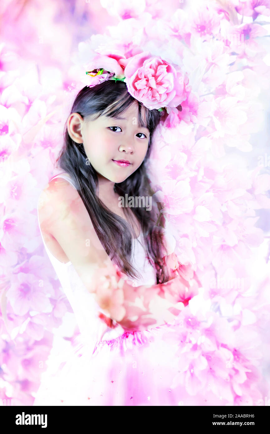 Frau im kranz mit rosa blumen -Fotos und -Bildmaterial in hoher