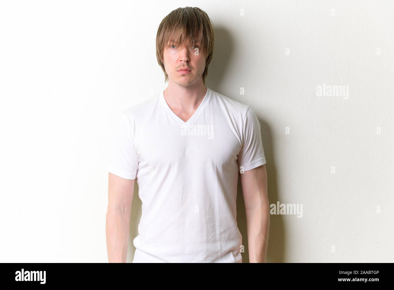 Porträt junger stattlicher Mann mit langem Haar Stockfoto