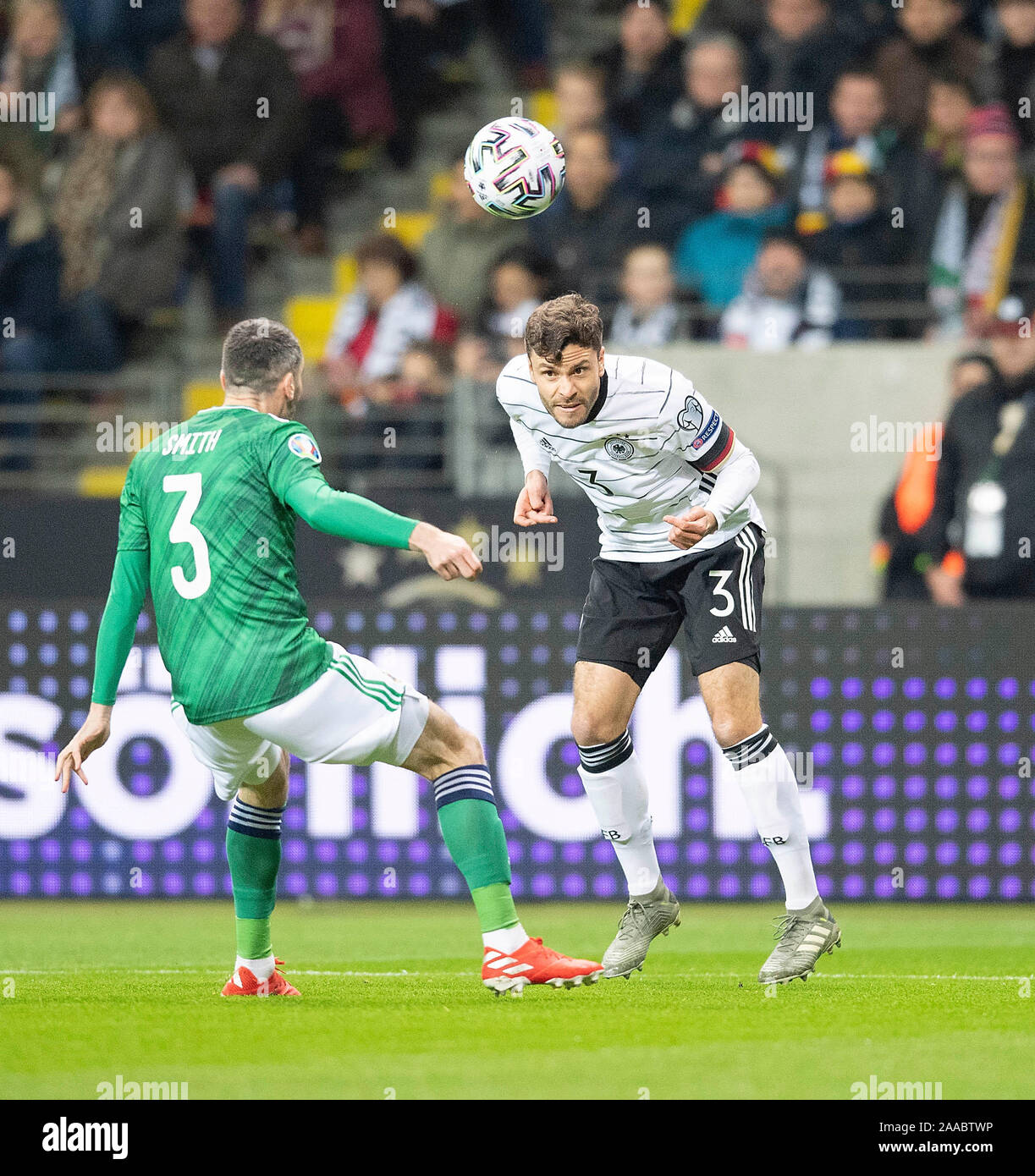 Frankfurt, Deutschland. Nov, 2019 19. Jonas HECTOR r. (GER) in Duellen gegen Michael Smith (NIR), Aktion, Fußball Länder übereinstimmen, EM-Qualifikation, Gruppe C, Deutschland (GER) - Nordirland (NIR) 6:1, 19/11/2019 in Frankfurt/Deutschland. € | Nutzung der weltweiten Kredit: dpa/Alamy leben Nachrichten Stockfoto