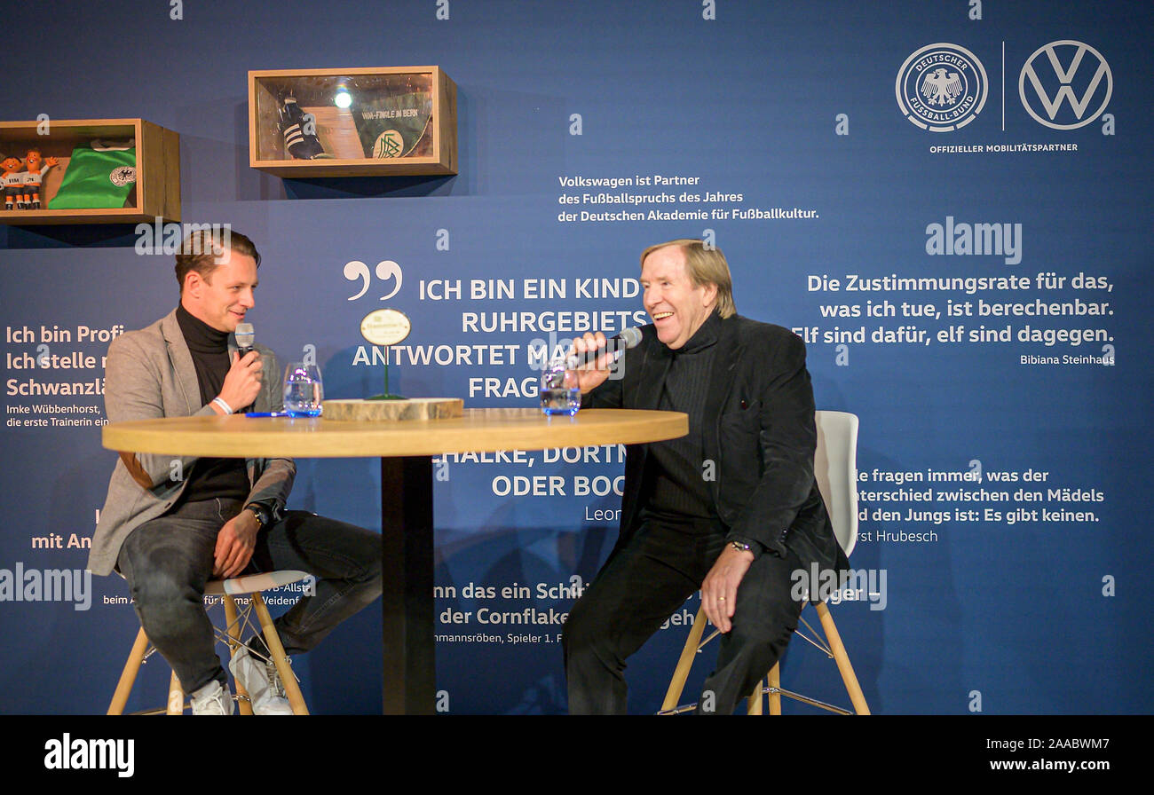 Funktion, Günter Netzer (Gvºnter) r. , Ehemaliger Fußballspieler, bei VW Medien sprechen, Fußball Länder übereinstimmen, EM-Qualifikation, Gruppe C, Deutschland (GER) - Nordirland (NIR) 6:1, am 19/11/2019 in Frankfurt/Deutschland. € | Nutzung weltweit Stockfoto