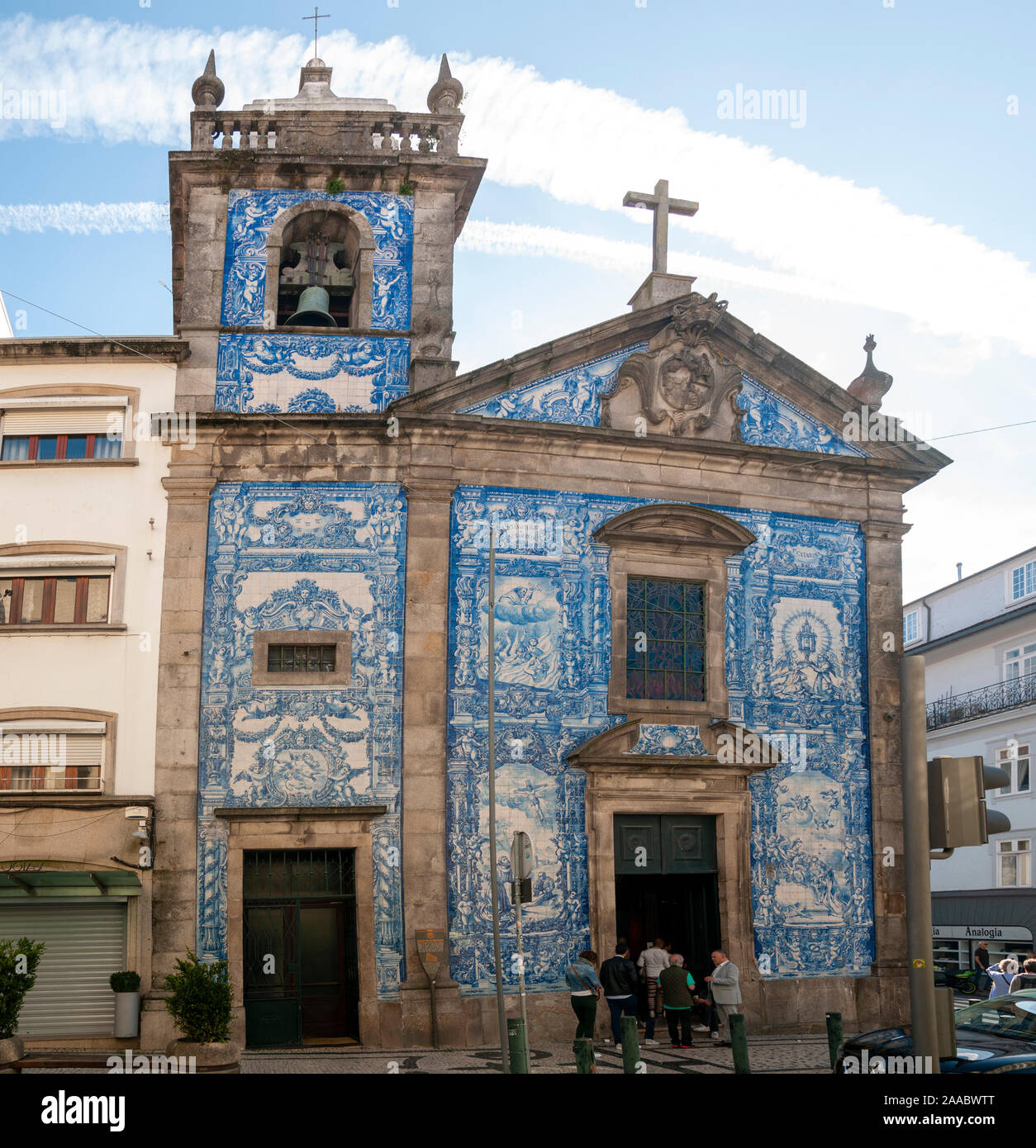 Porto, Portugal. Santa Catarina Kapelle, aka Almas Kapelle mit Azulejos, den typischen portugiesischen blauen Kacheln dekoriert Stockfoto
