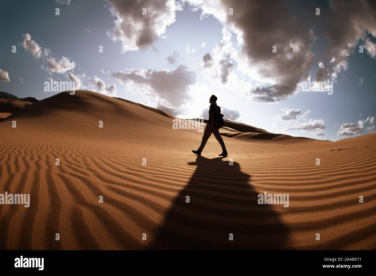 Sicher unkenntlich Menschen wird in den Dünen der Wüste bei Sonnenuntergang Zeit Stockfoto