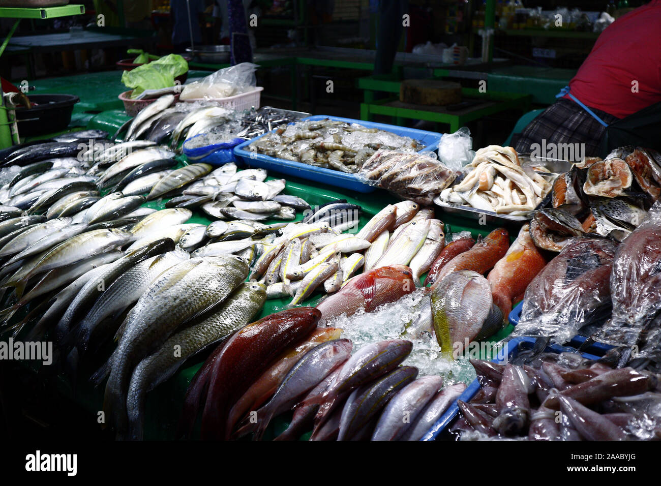 Foto der sortierten Fische und andere Meeresfrüchte in einem nassen Markt Stockfoto